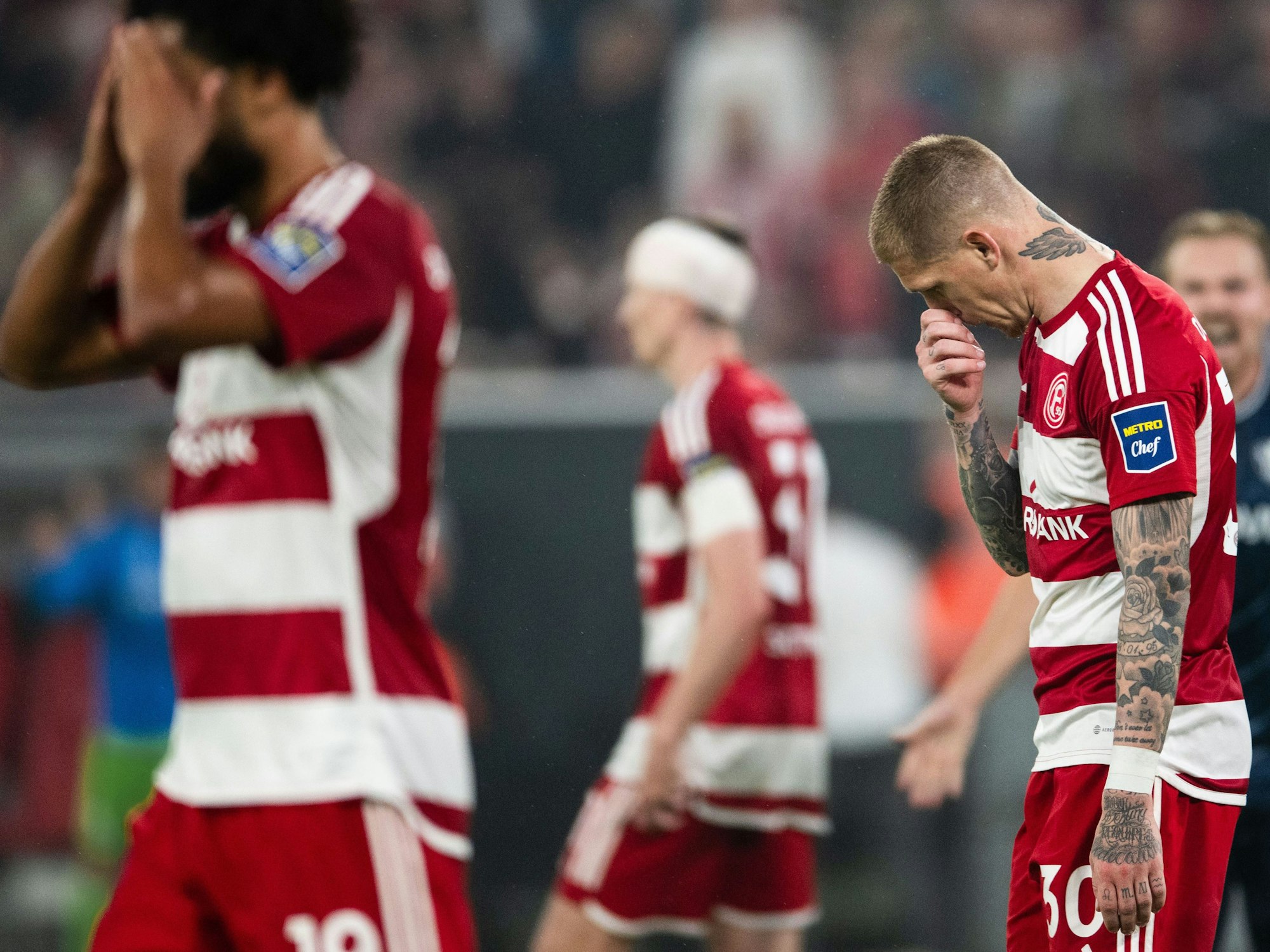 Emmenuel Iyoha und Jordy de Wijs trauern um den verspielten Bundesliga-Aufstieg.