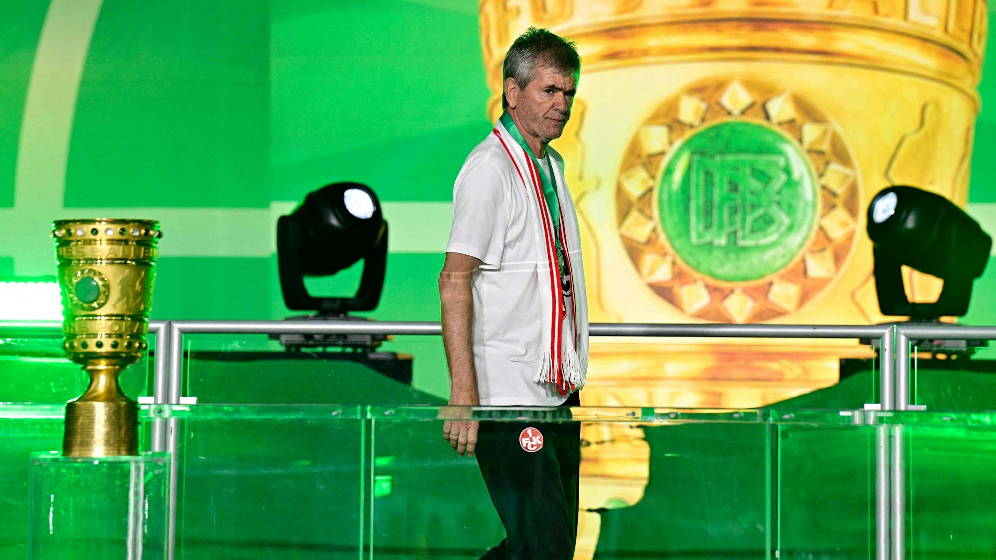 Friedhelm Funkel geht nach dem verlorenen Finale am DFB-Pokal vorbei.