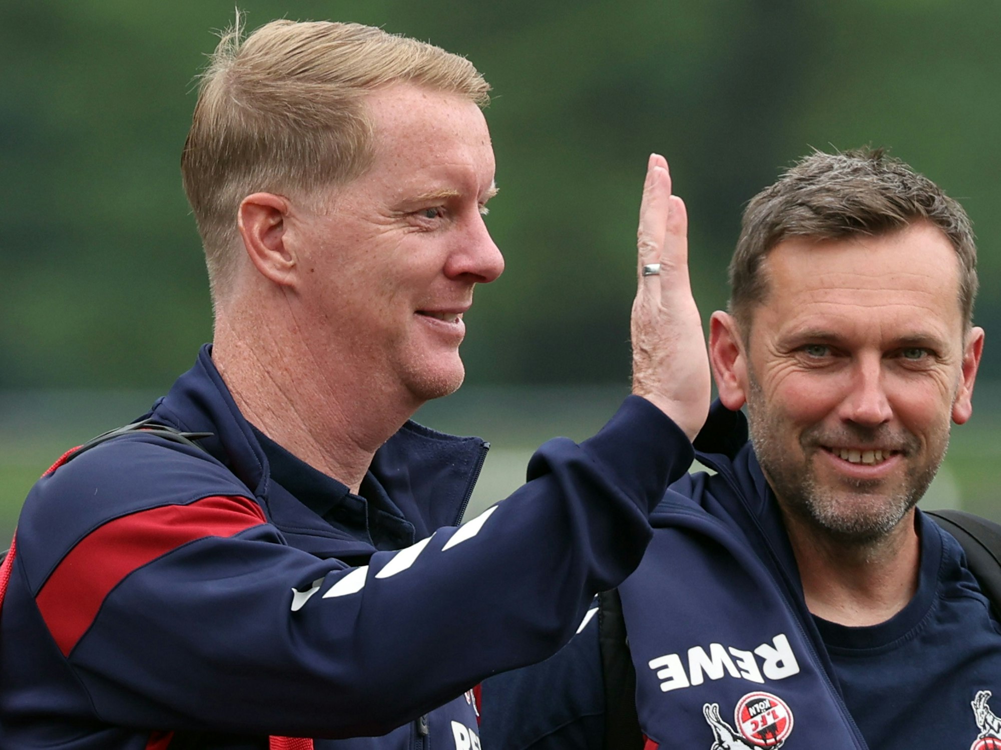 Trainer Timo Schultz winkt auf dem Weg zum Bus zur Abfahrt nach Heidenheim am Geißbockheim.