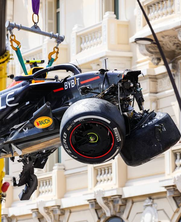 Das völlig zerstörte Auto von Red-Bull-Pilot Sergio Perez wird nach dem Unfall am 26. Mai 2024 abtransportiert.