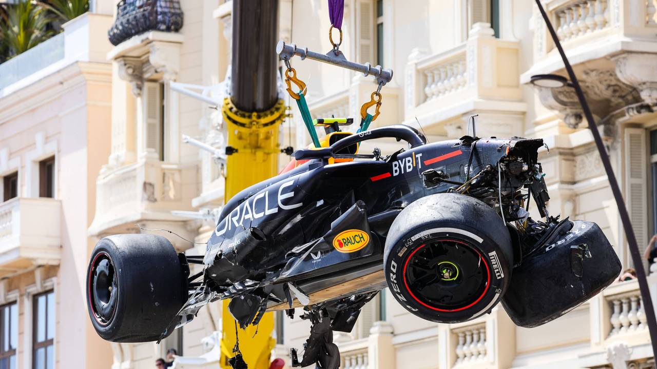 Das völlig zerstörte Auto von Red-Bull-Pilot Sergio Perez wird nach dem Unfall am 26. Mai 2024 abtransportiert.
