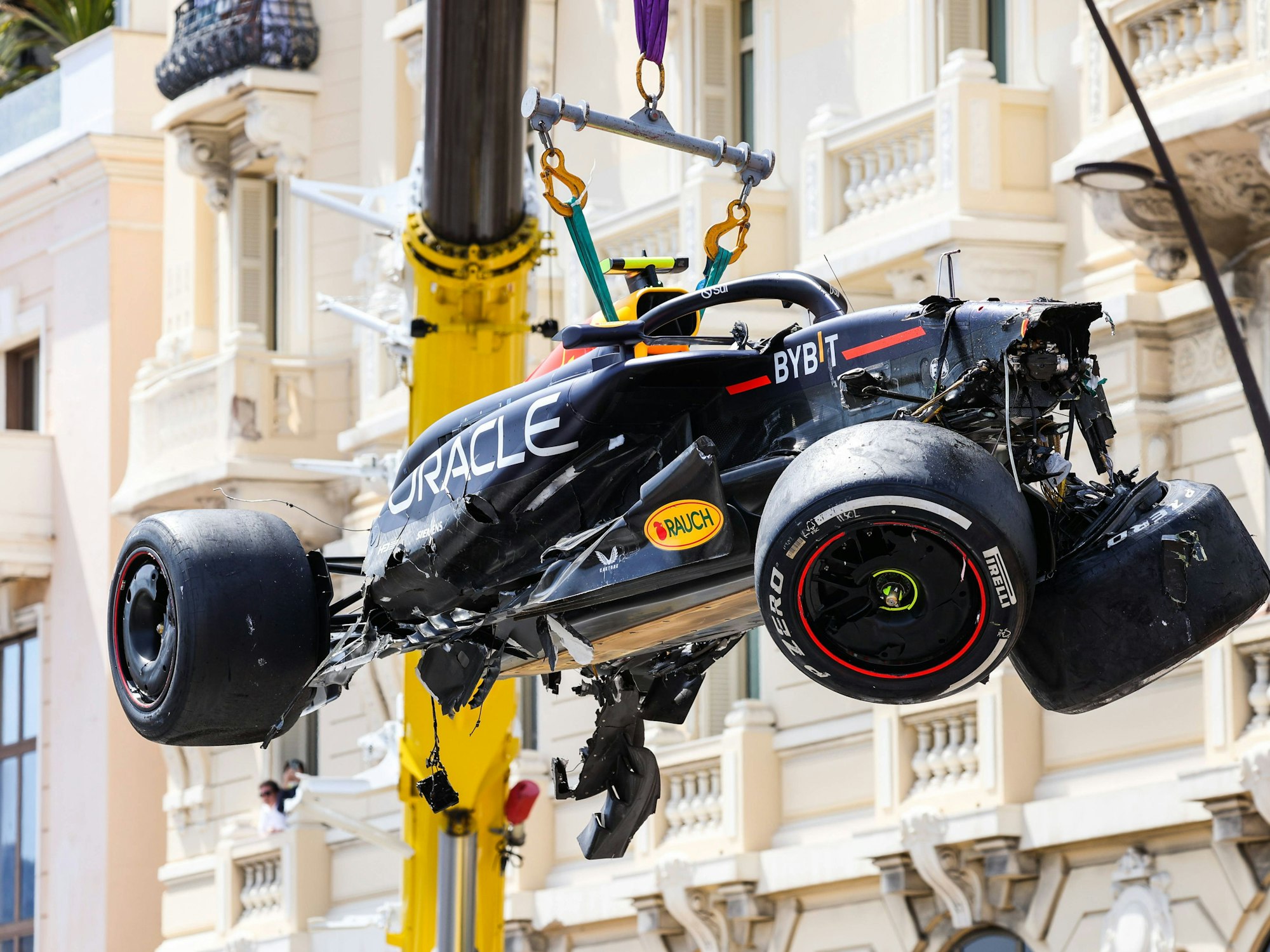 Das völlig zerstörte Auto von Red-Bull-Pilot Sergio Perez wird nach dem Unfall am 26. Mai 2024 abtransportiert.