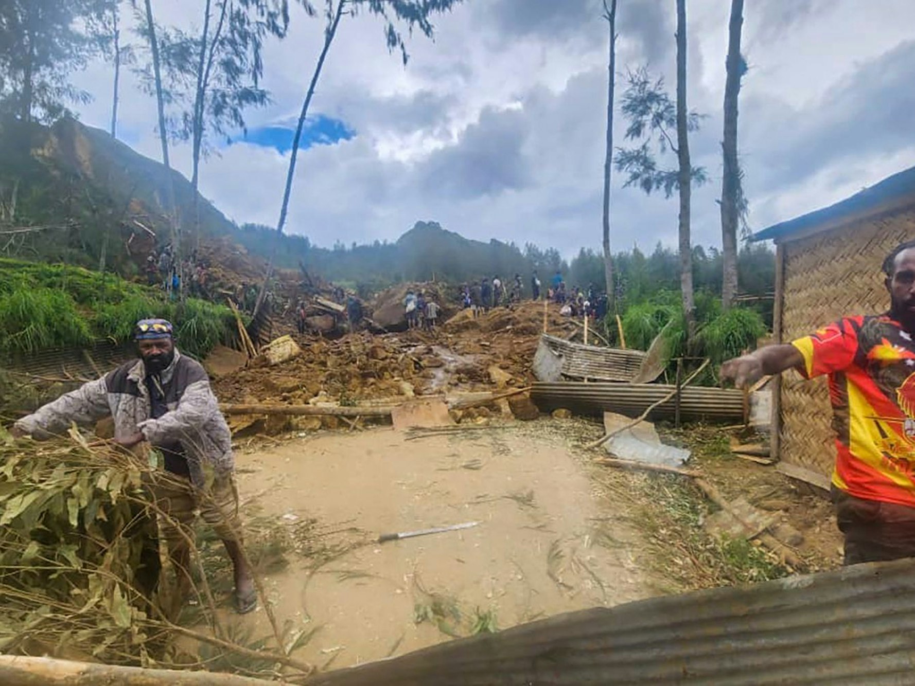Auf diesem von der Internationalen Organisation für Migration via AP zur Verfügung gestellten Foto suchen Dorfbewohner nach einem Erdrutsch im Dorf Yambali . Nach einem Erdrutsch werden im abgelegenen Hochland Papua-Neuguineas Tausende Tote befürchtet.