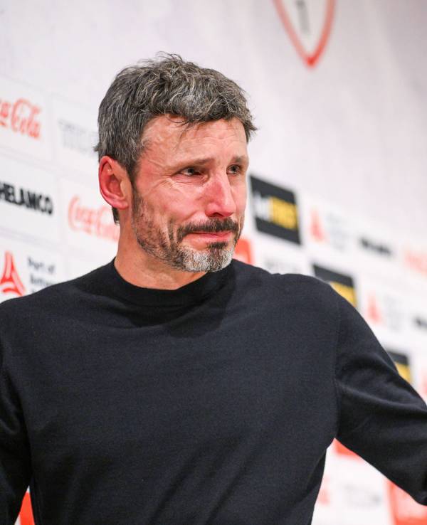 Mark van Bommel zeigt bei seiner letzten Pressekonferenz unter Tränen den Journalisten den Daumen nach oben.