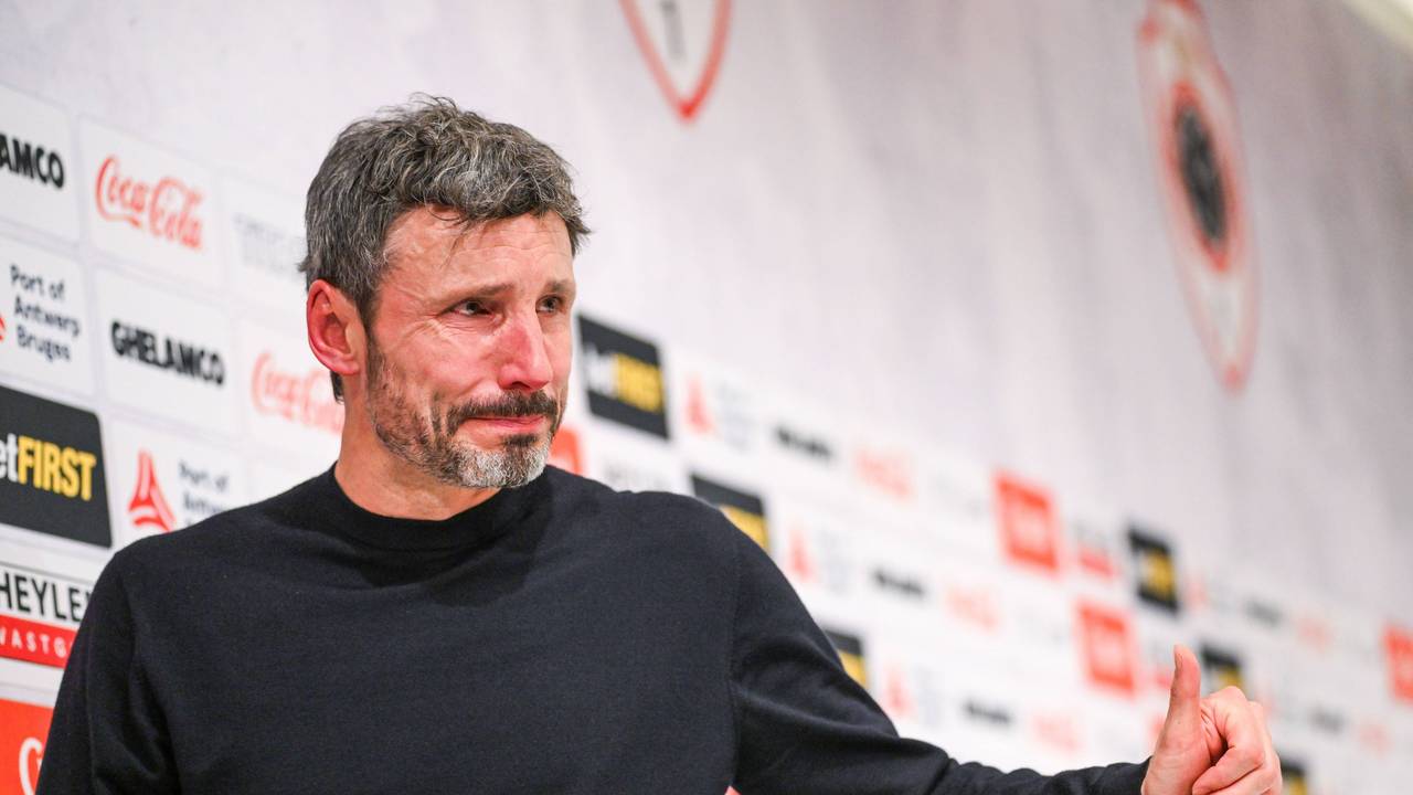 Mark van Bommel zeigt bei seiner letzten Pressekonferenz unter Tränen den Journalisten den Daumen nach oben.