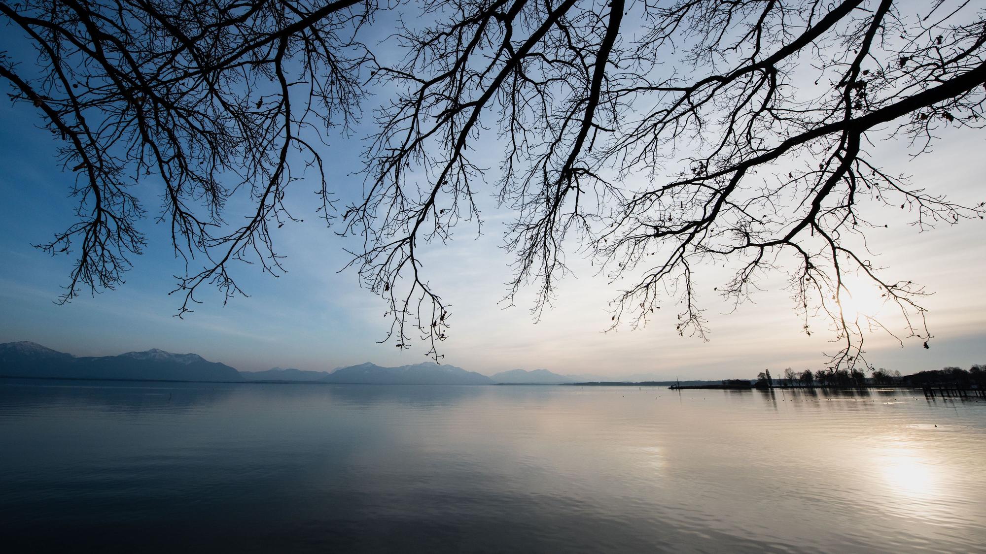 Die Sonne geht Chiemsee unter.