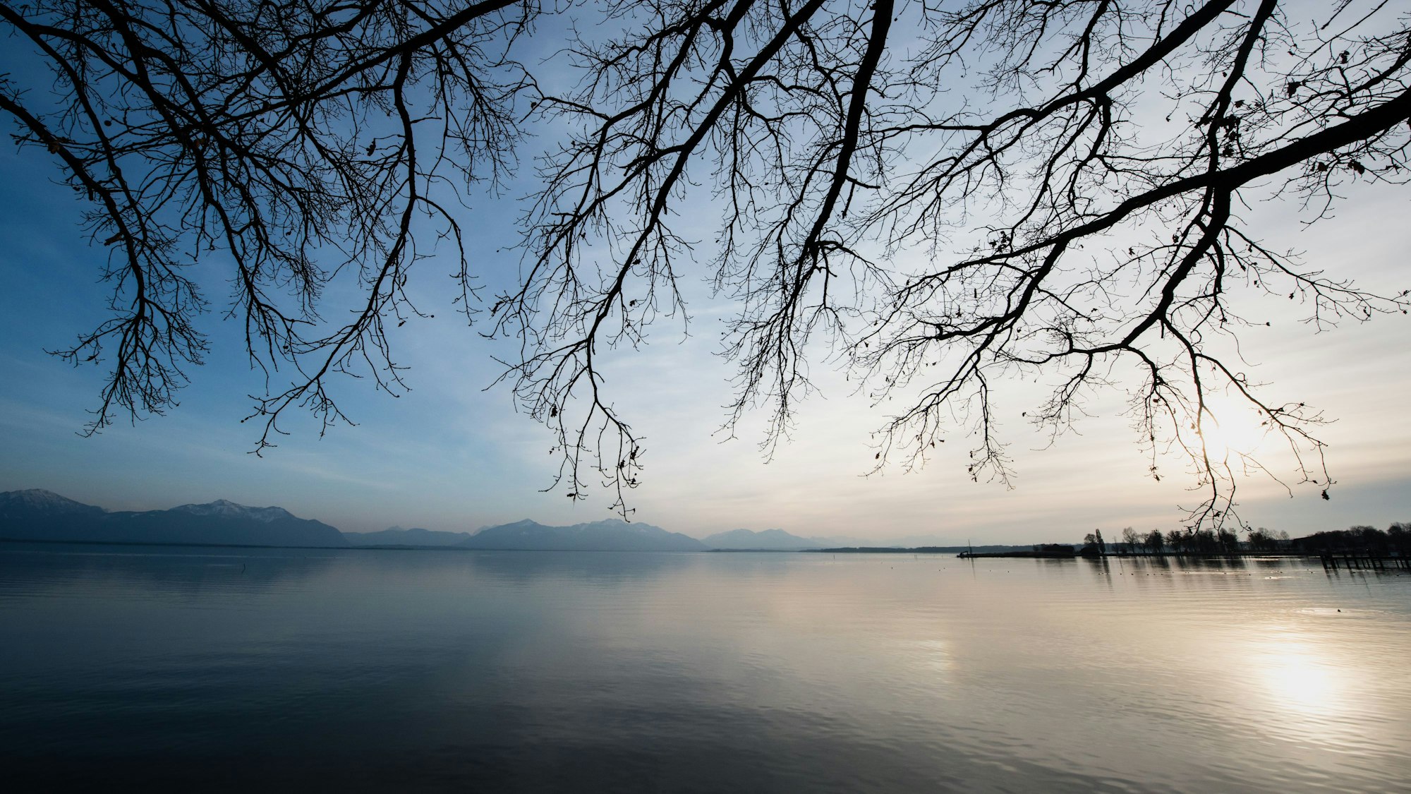 Die Sonne geht Chiemsee unter.