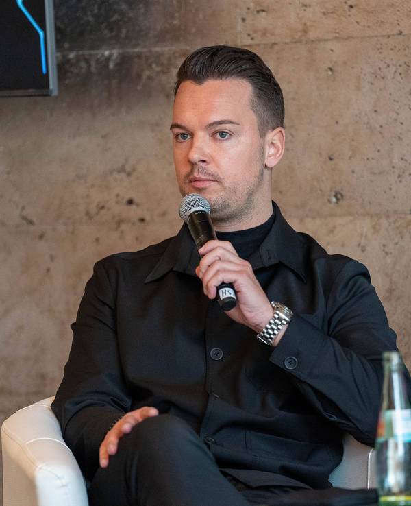 Florian Plettenberg bei einer Podiumsdiskussion auf der „Spielmacher Konferenz“ in München.