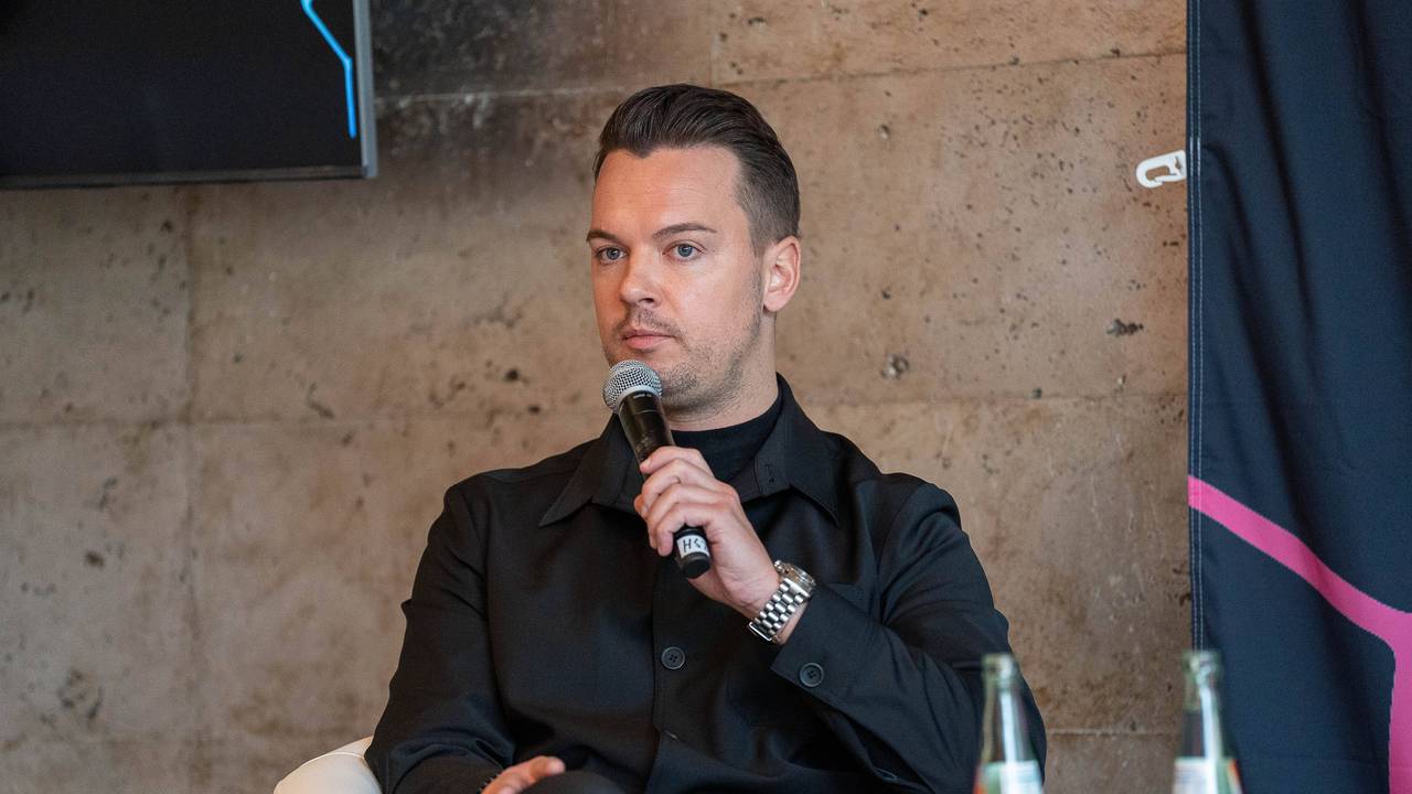 Florian Plettenberg bei einer Podiumsdiskussion auf der „Spielmacher Konferenz“ in München.