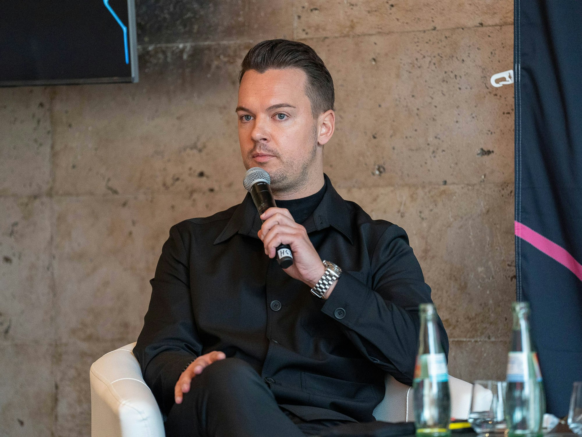 Florian Plettenberg bei einer Podiumsdiskussion auf der „Spielmacher Konferenz“ in München.