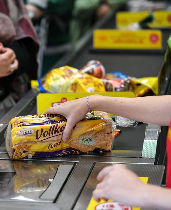 Ein Lidl-Filialleiter warnt: Auf einige Dinge sollten auch Kundinnen und Kunden bei den Kassiererinnen und Kassierern achten (Symbolbild).