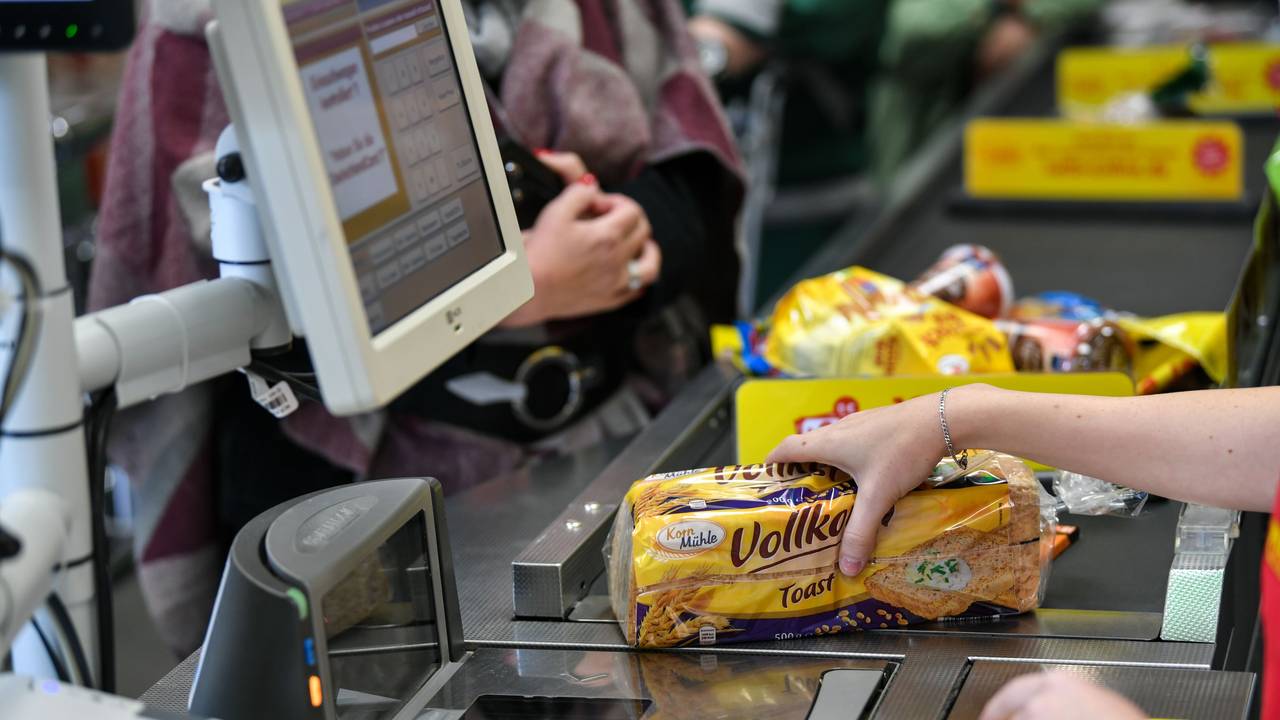 Ein Lidl-Filialleiter warnt: Auf einige Dinge sollten auch Kundinnen und Kunden bei den Kassiererinnen und Kassierern achten (Symbolbild).
