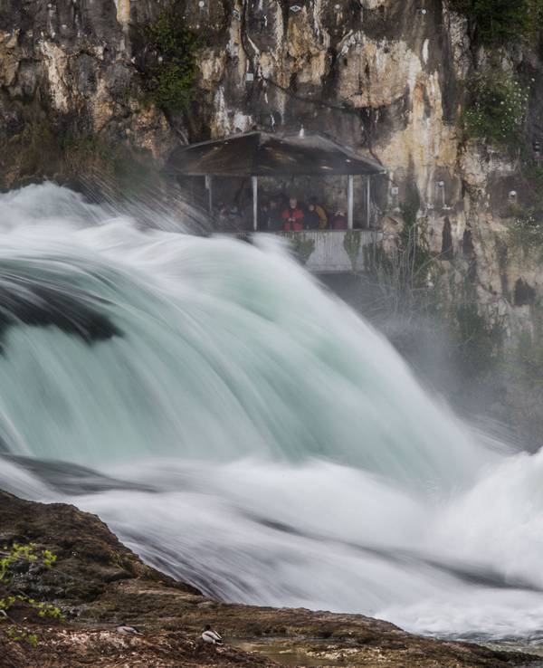 dpatop - A view of the scenic Rhine Falls with the palace of Laufen as a backdrop in Neuhausen Am Rheinfall, Switzerland, 23 April 2017. The Rhine Fall is one of the three largest waterfalls in Europe. Photo: Lino Mirgeler/dpa +++ dpa-Bildfunk +++