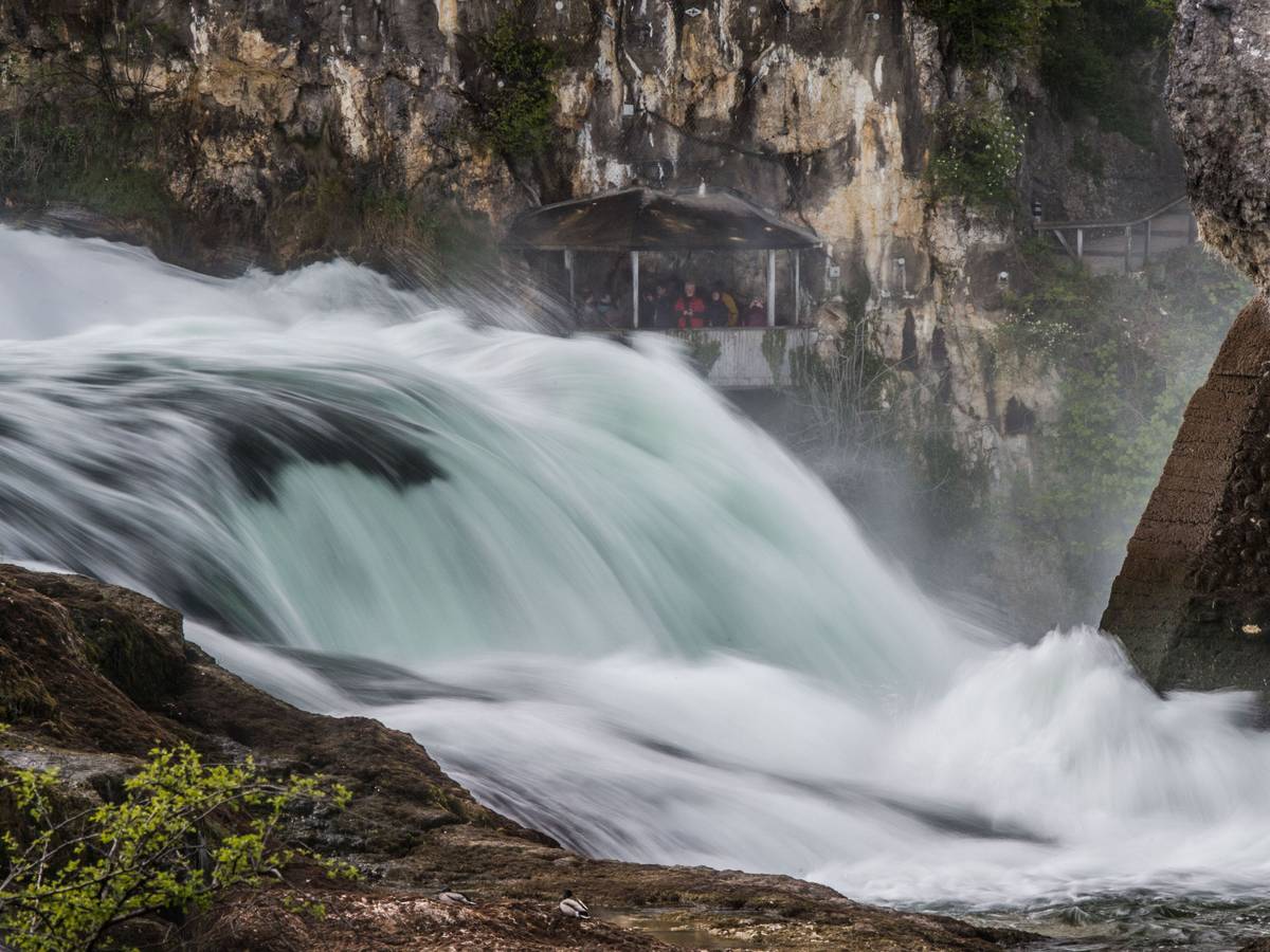dpatop - A view of the scenic Rhine Falls with the palace of Laufen as a backdrop in Neuhausen Am Rheinfall, Switzerland, 23 April 2017. The Rhine Fall is one of the three largest waterfalls in Europe. Photo: Lino Mirgeler/dpa +++ dpa-Bildfunk +++
