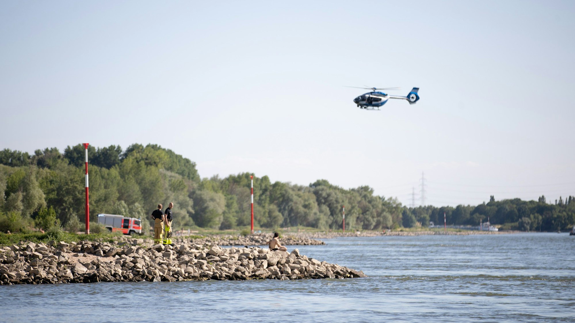 Ein Polizeihubschrauber beteiligt sich an der Suche nach einer vermissten Person im Rhein (Symbolfoto)