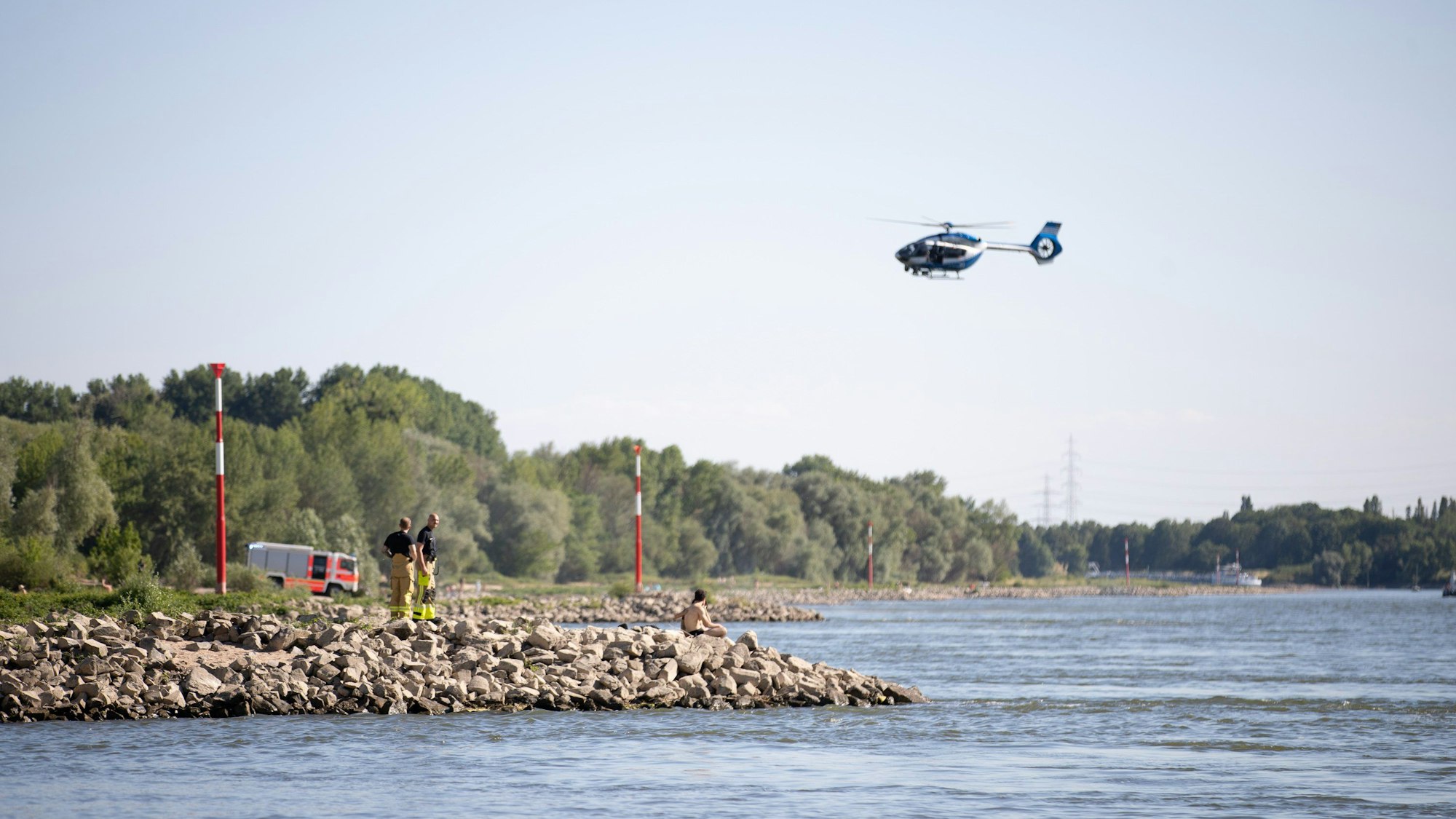 Ein Polizeihubschrauber beteiligt sich an der Suche nach einer vermissten Person im Rhein (Symbolfoto)