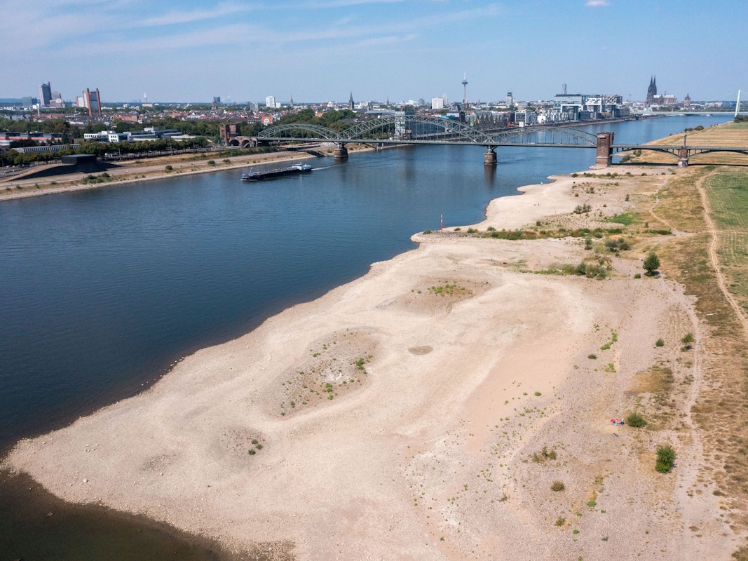 Der Rhein bei Niedrigwasser aus der Vogelperspektive.