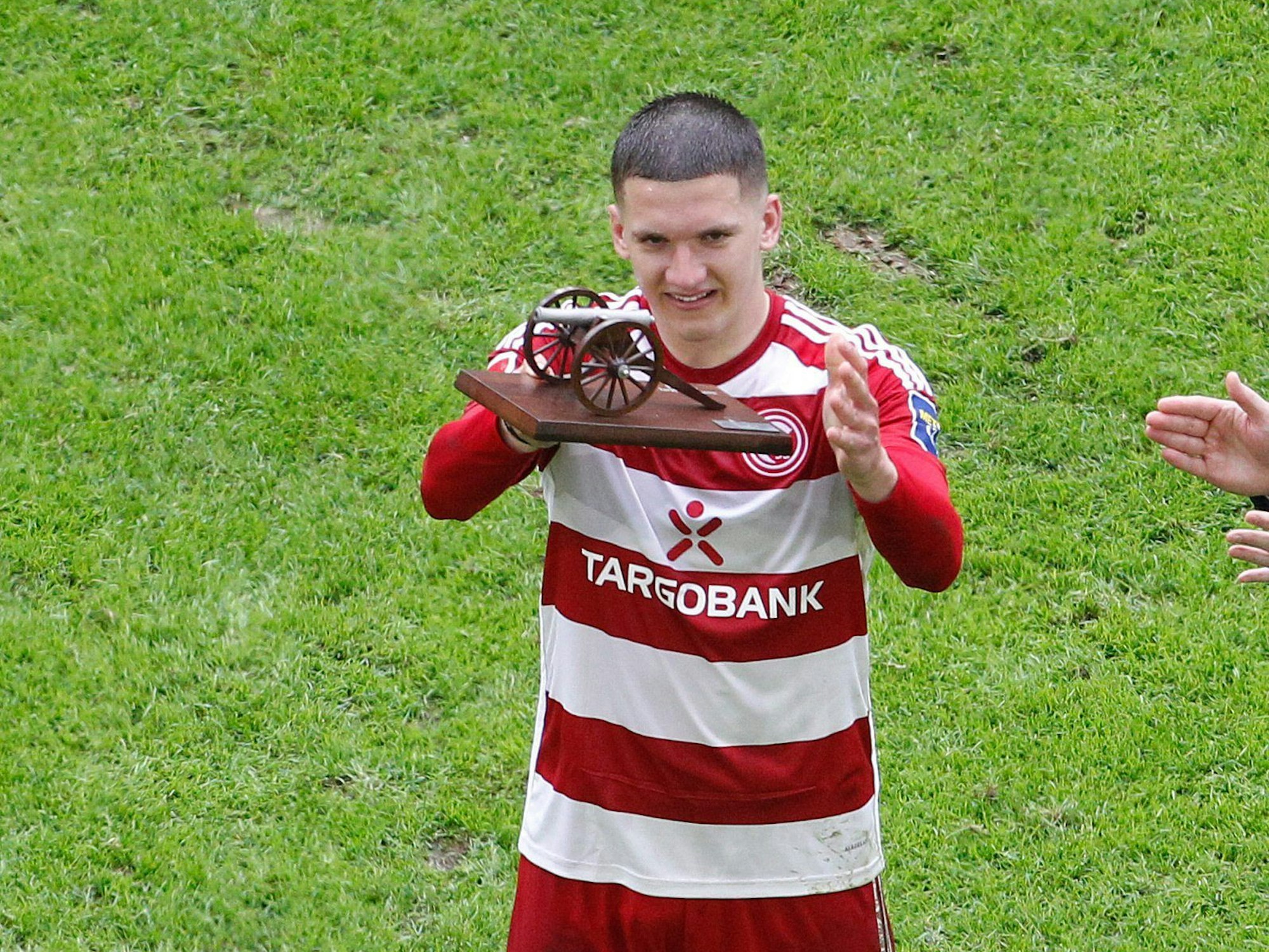 Christos Tzolis mit der Torjägerkanone für den Torschützenkönig der 2. Bundesliga.