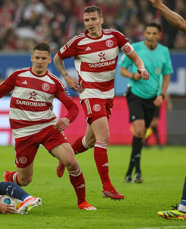 Fortuna Düsseldorfs Christo Tzolis kämpft mit Bochums Lukas Daschner um den Ball. Marcel Sobottka beobachtet die Szene aus dem Hintergrund.