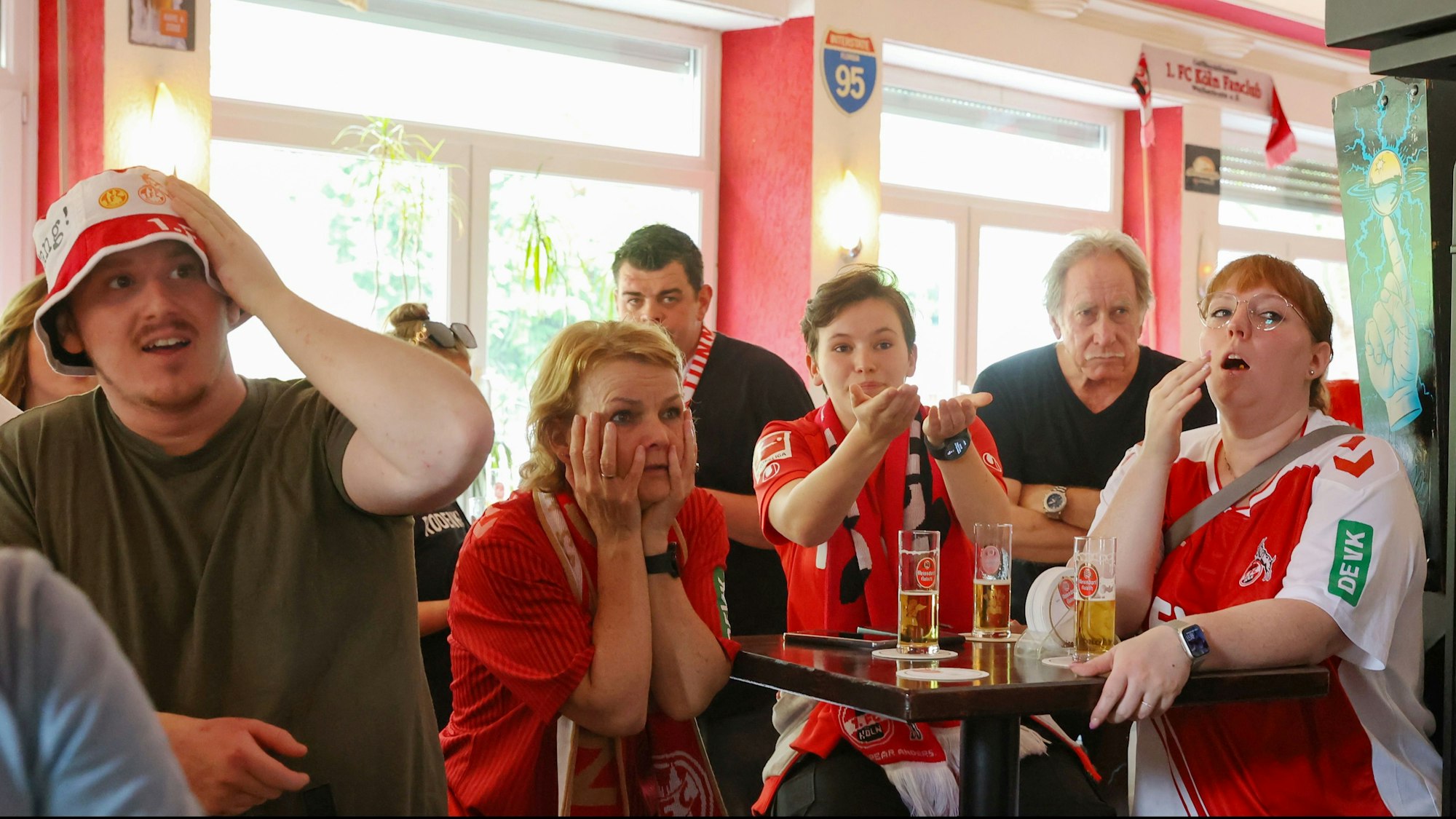 Fans verfolgen den FC-Abstieg in der Kneipe „My Way“.