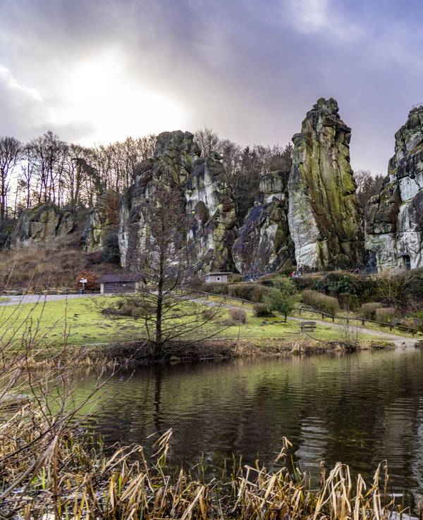 Die Externsteine, eine Sandstein Felsformtation im Teutoburger Wald ist einen Ausflug wert.