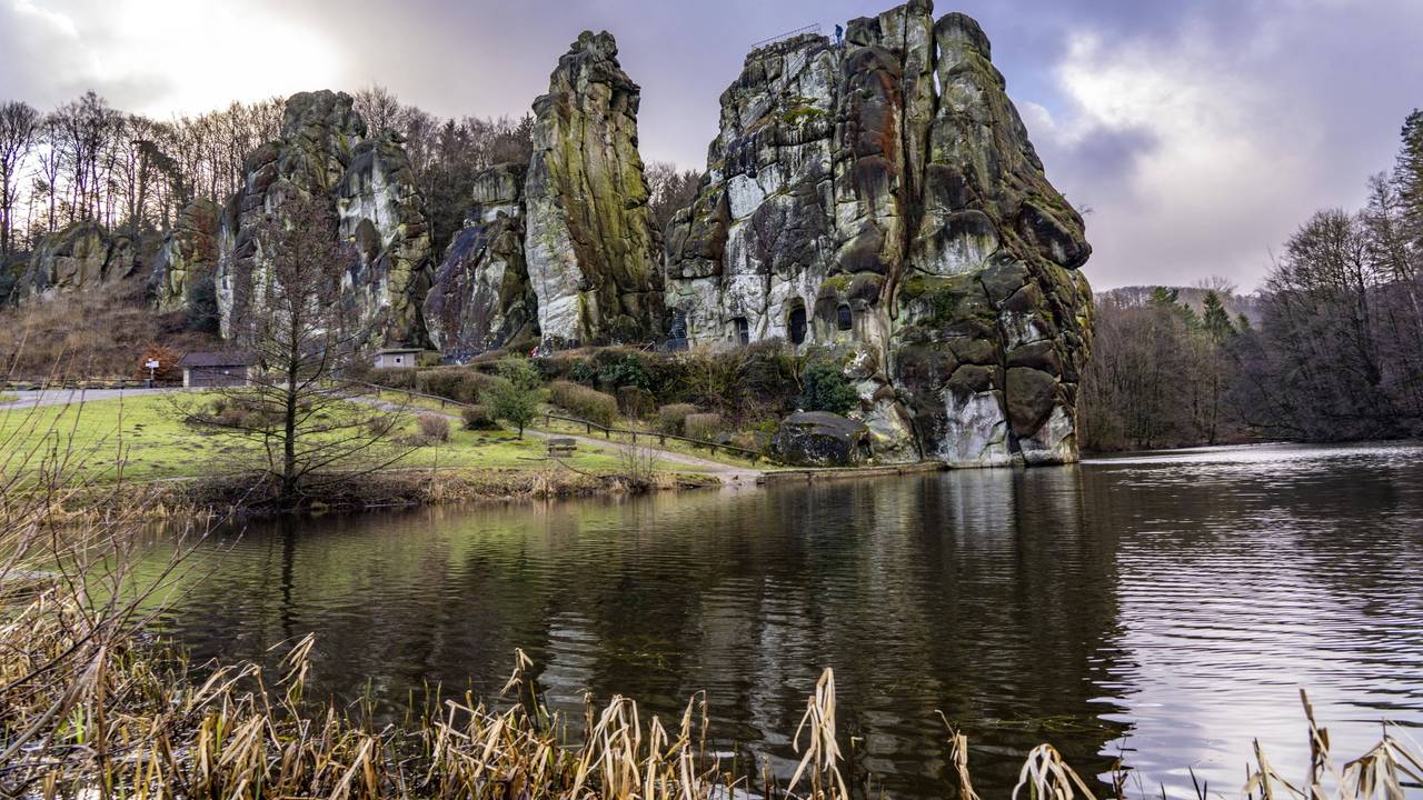 Die Externsteine, eine Sandstein Felsformtation im Teutoburger Wald ist einen Ausflug wert.