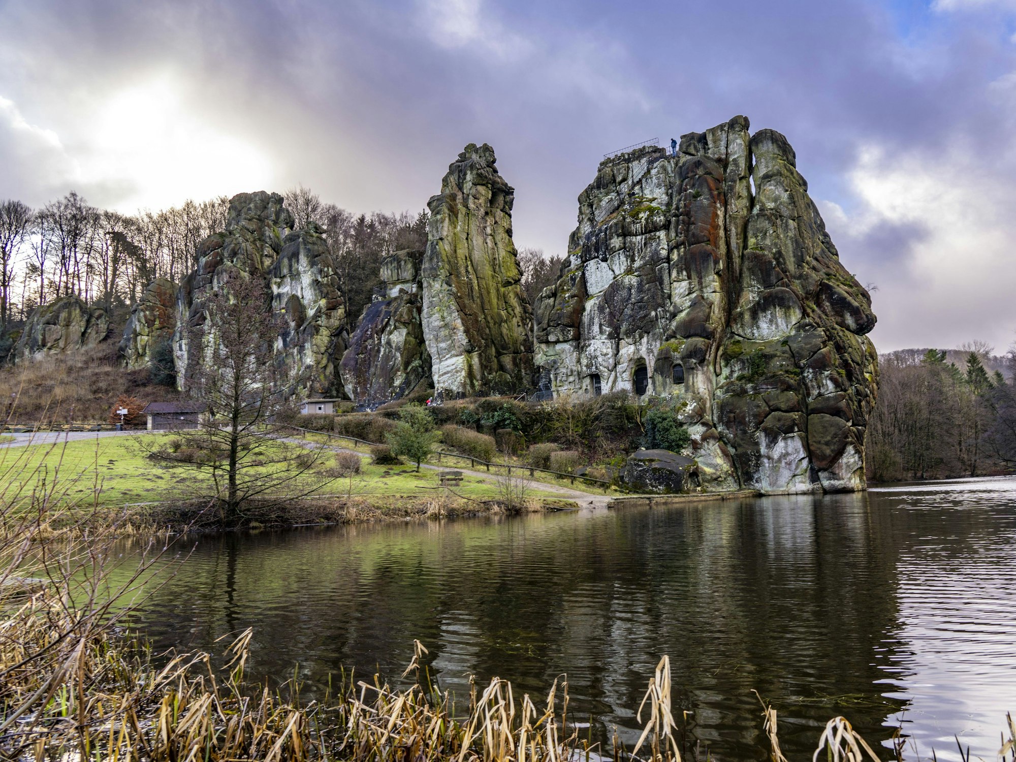 Die Externsteine, eine Sandstein Felsformtation im Teutoburger Wald ist einen Ausflug wert.