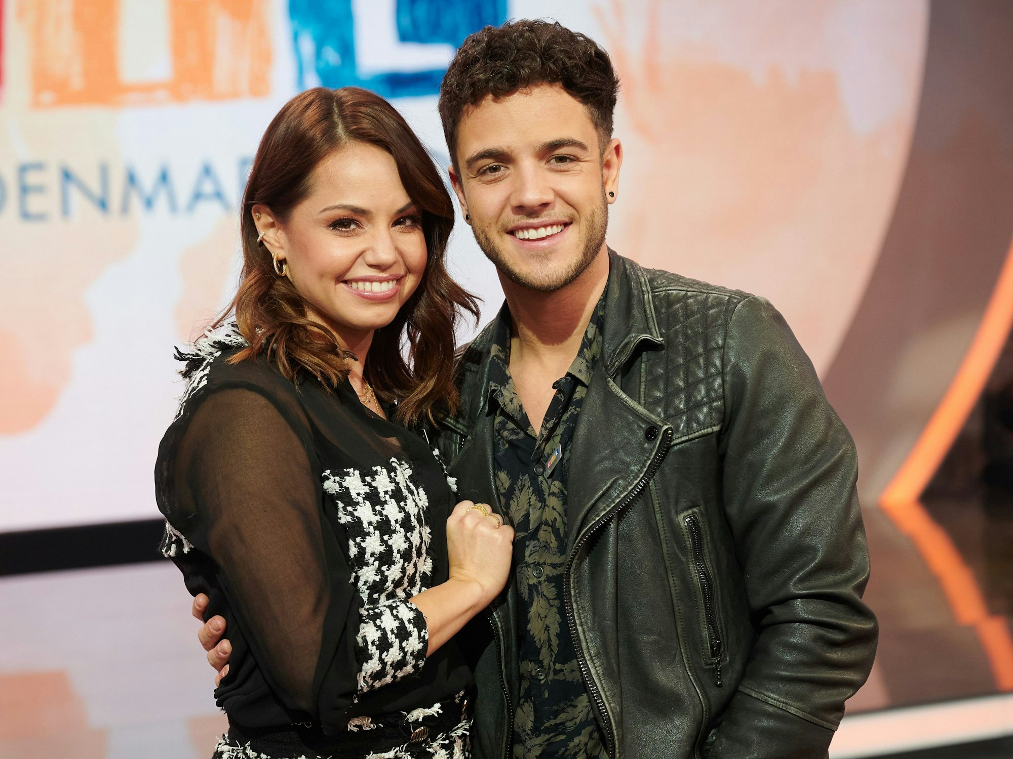 Christina Luft (l), Tänzerin, und Luca Hänni, Sänger, stehen beim 25. RTL Spendenmarathon im Studio.
