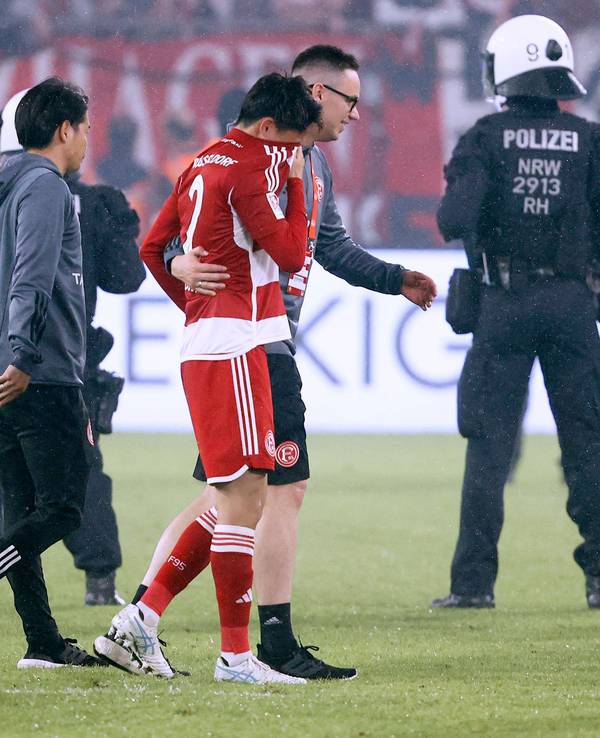 Fortuna Düsseldorfs Takashi Uchino läuft nach dem Relegations-Rückspiel gegen den VfL Bochum traurig über den Platz und vergräbt sein Gesicht im Trikot.