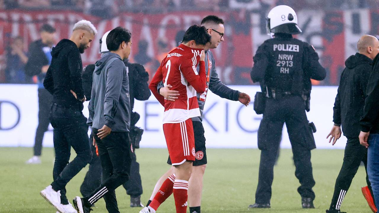 Fortuna Düsseldorfs Takashi Uchino läuft nach dem Relegations-Rückspiel gegen den VfL Bochum traurig über den Platz und vergräbt sein Gesicht im Trikot.