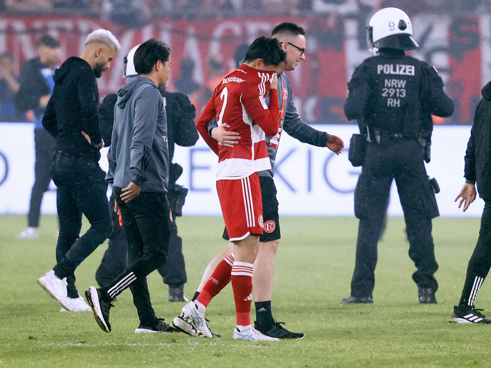 Fortuna Düsseldorfs Takashi Uchino läuft nach dem Relegations-Rückspiel gegen den VfL Bochum traurig über den Platz und vergräbt sein Gesicht im Trikot.