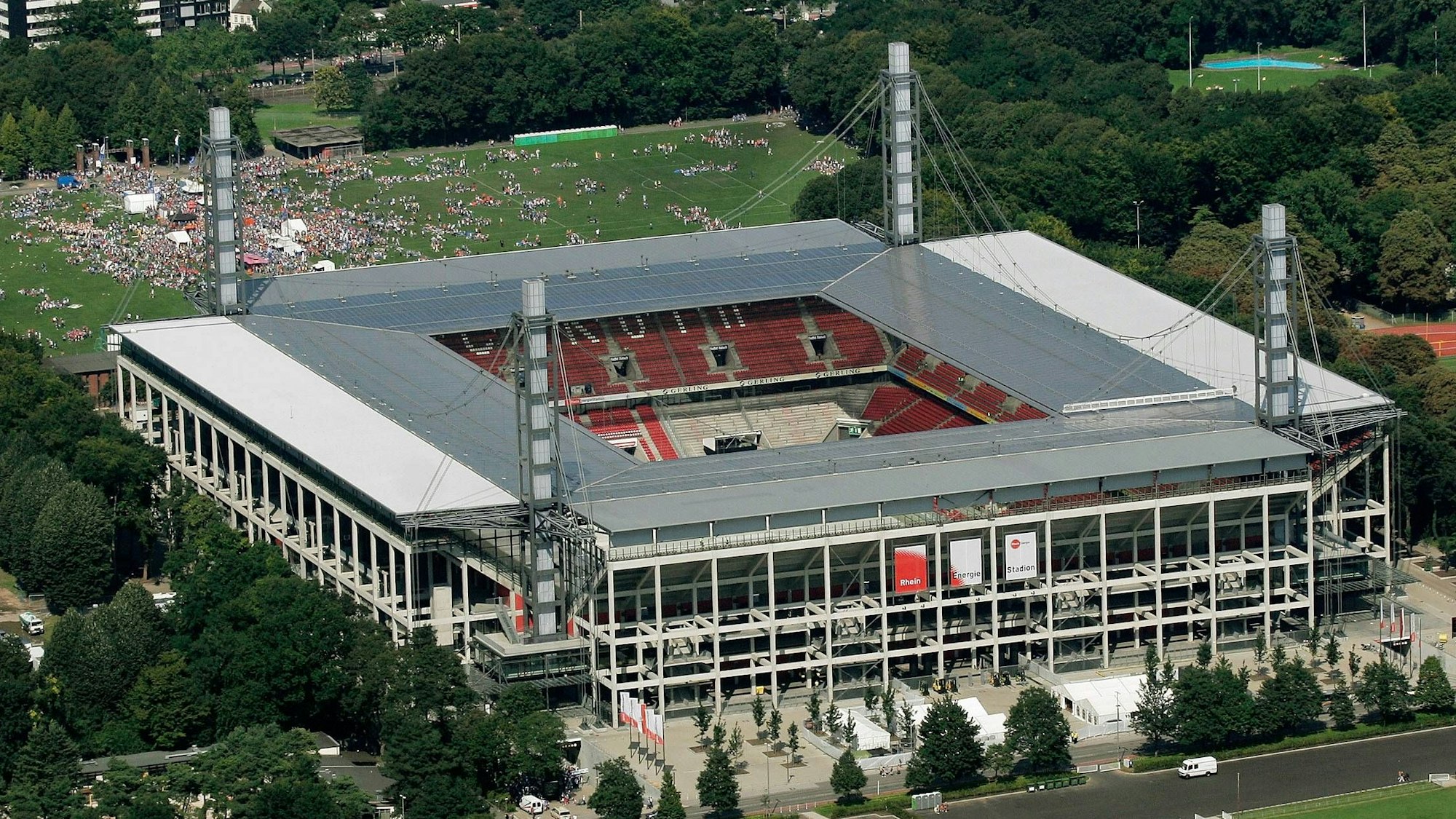 Luftaufnahme des Rhein-Energie-Stadions in Köln.