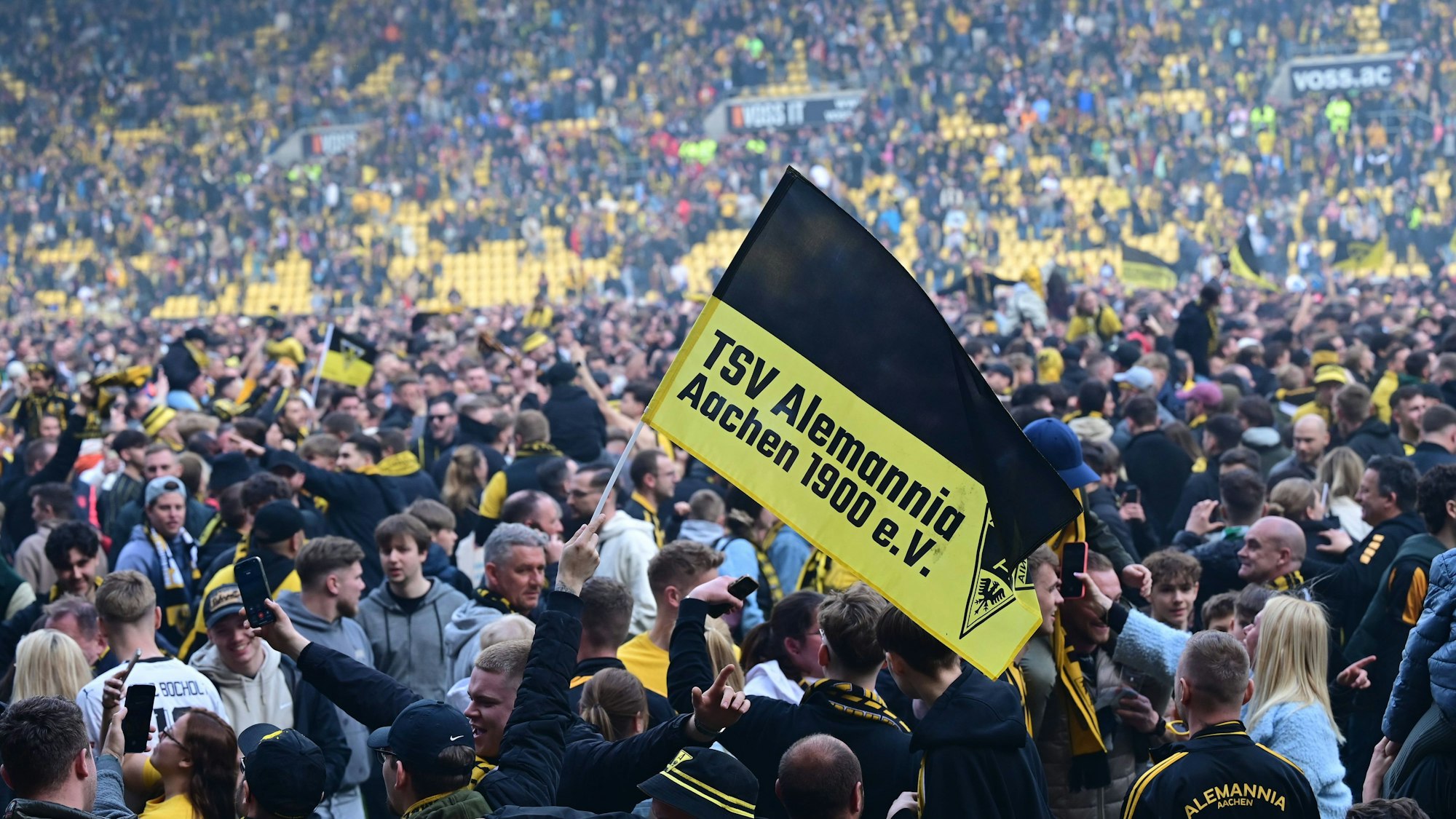 Fans von Alemannia Aachen feiern den Drittliga-Aufstieg mit einem Platzsturm.