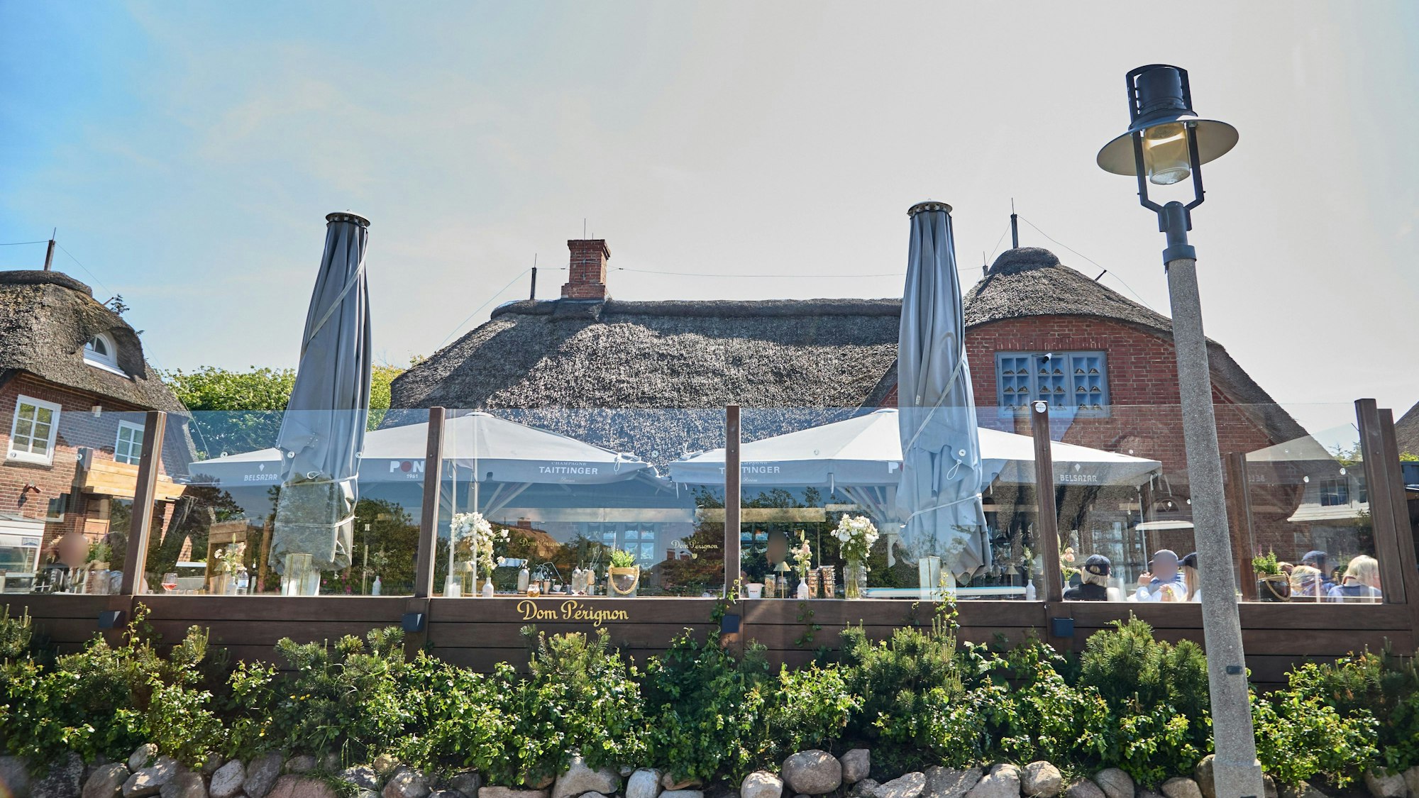 Blick von außen auf das Lokal Pony, in dem das Nazi-Video auf Sylt entstand.