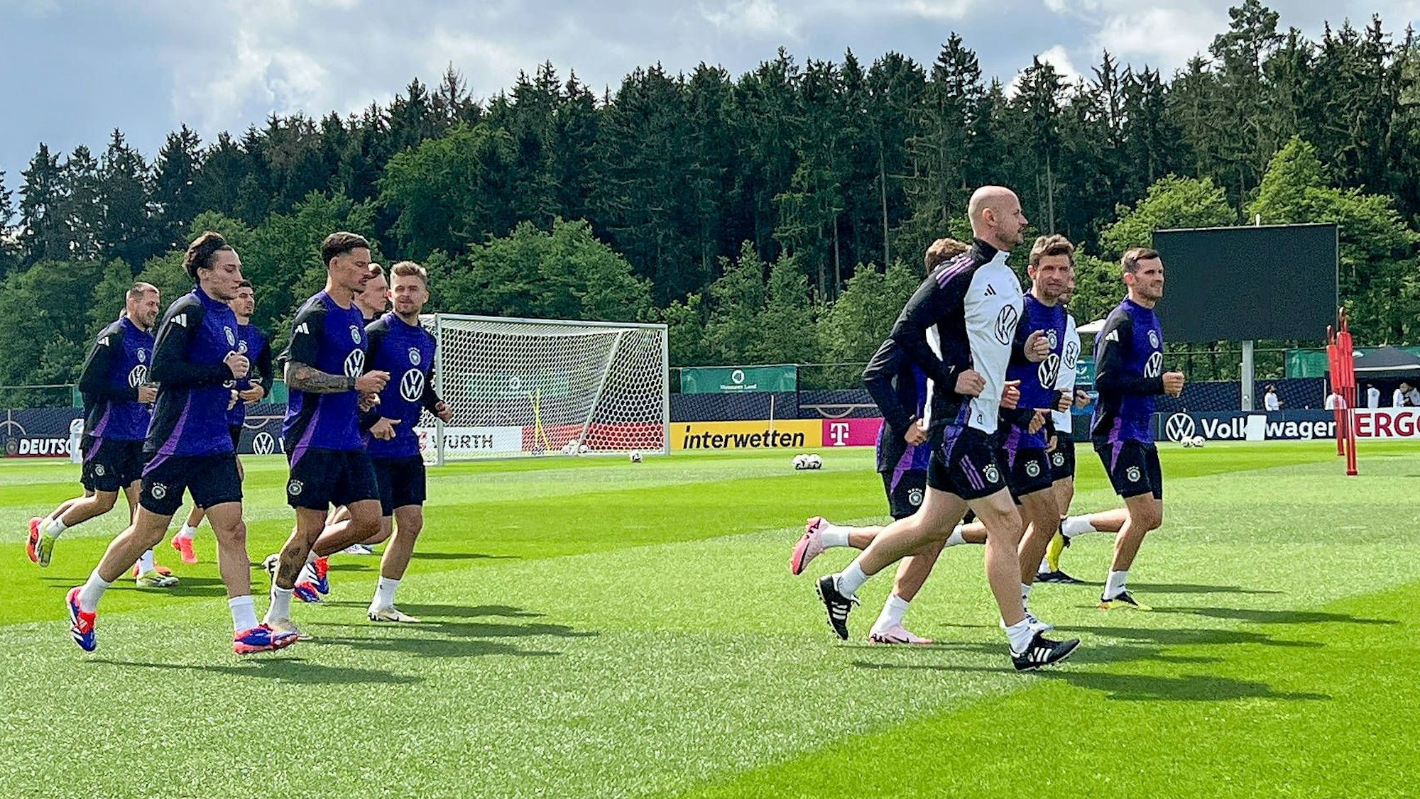 Mannschaft beim Aufwärmen auf dem Trainingsplatz.
