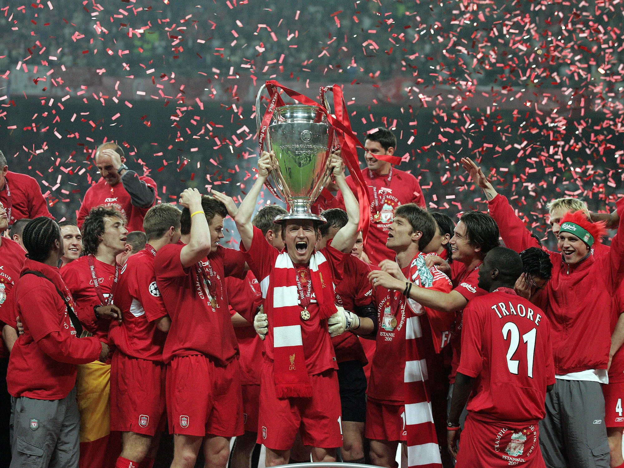 Ausgelassen feiern Vladimir Smicer (M.) und Co. den Gewinn des Henkelpotts nach einem 0:3-Rückstand im Jahr 2005.