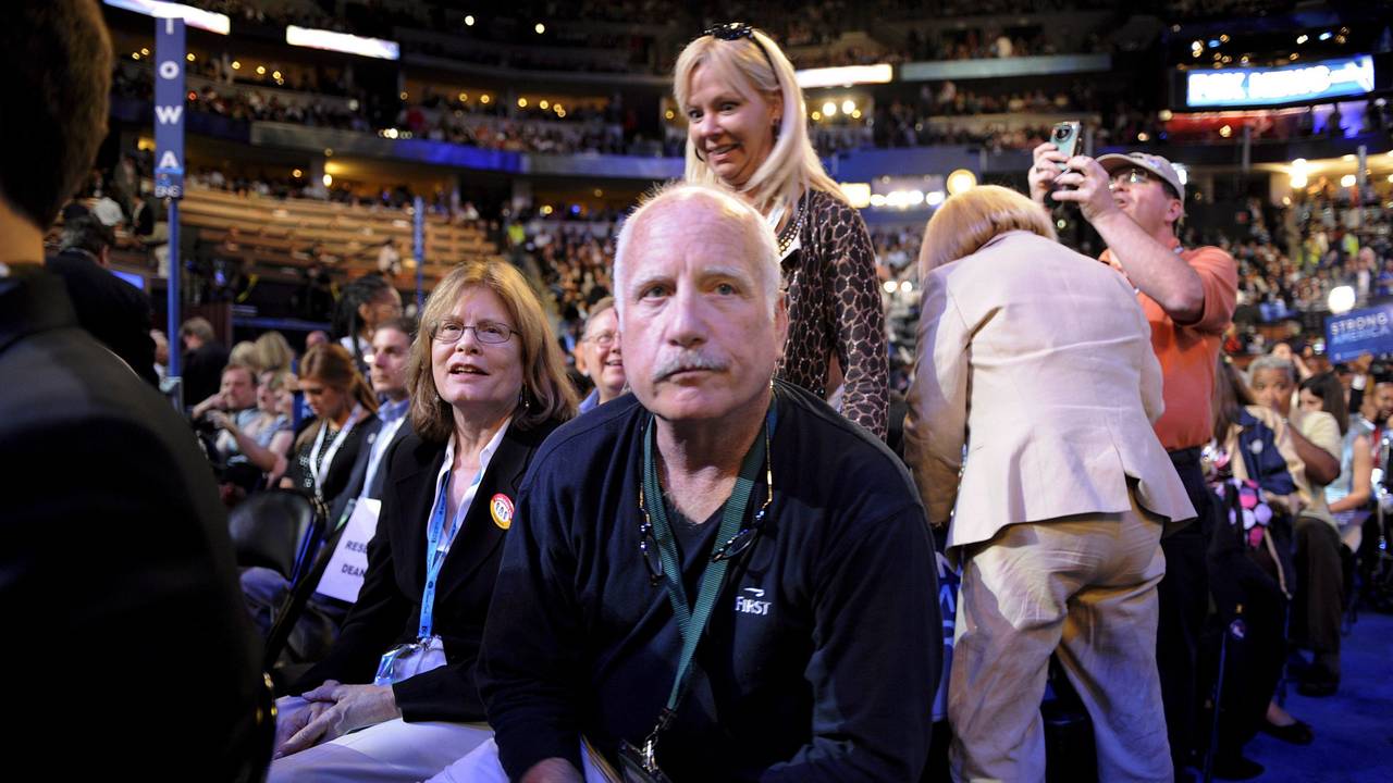 Schauspieler Richard Dreyfuss sitzt bei einer Wahlkampf-Veranstaltung in Denver im Publikum.