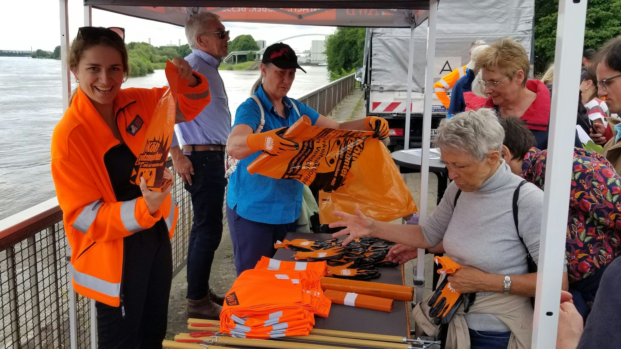 Die AWB verteilt Müllsäcke, Handschuhe und Greifzangen für die „Kölle putzmunter“-Aktion am Rhein.