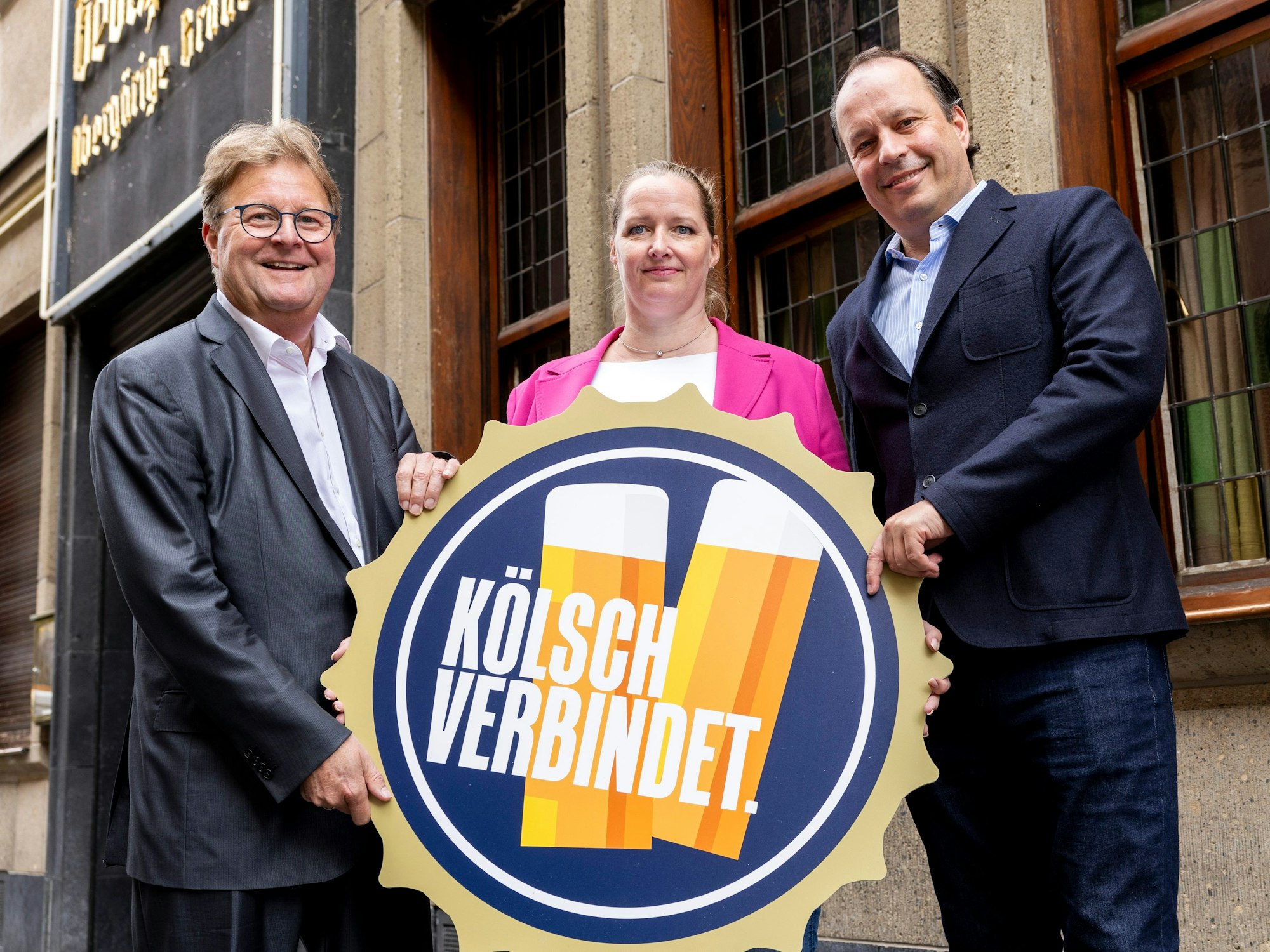 Alexander Rolff, Melanie Schwartz und Heinrich Philipp Becker präsentieren das Kampagnen-Logo.