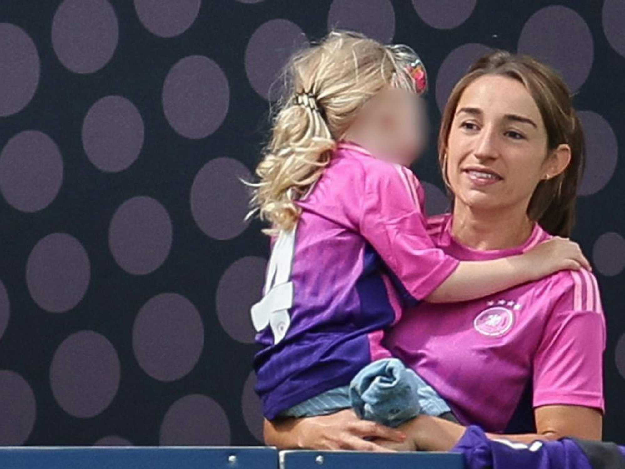 Training der DFB-Auswahl: Lena Wurzenberger schaut zu.