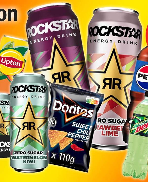 Rockstar Energy Dosen Sour Raspberry, Watermelon Kiwi, Strawberry Lime, Doritos Sweet Chili Nachos, Lay's Subway Chips, Lipton Eistee Dose, Pepsi Cola, Mountain Dew Flasche vor orange gelbem Hintergrund.