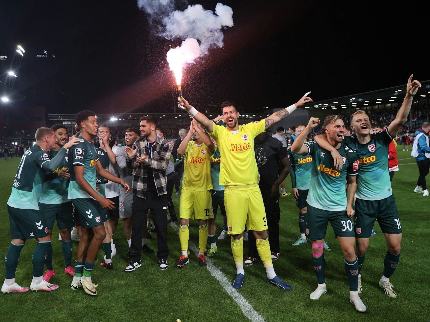 Die Mannschaft von Jahn Regensburg feierte nach dem 2:1-Sieg gegen Wehen Wiesbaden am 28. Mai 2024 den Aufstieg in die 2. Bundesliga.