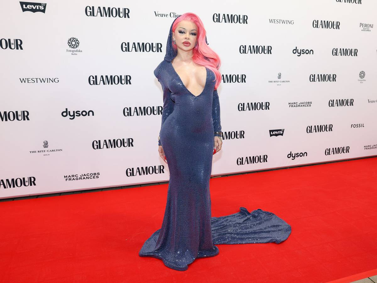 Katja Krasavice, Sängerin, kommt zum Glamour „Women of the Year“-Award im Fotografiska Museum, hier im November 2023 in Berlin.