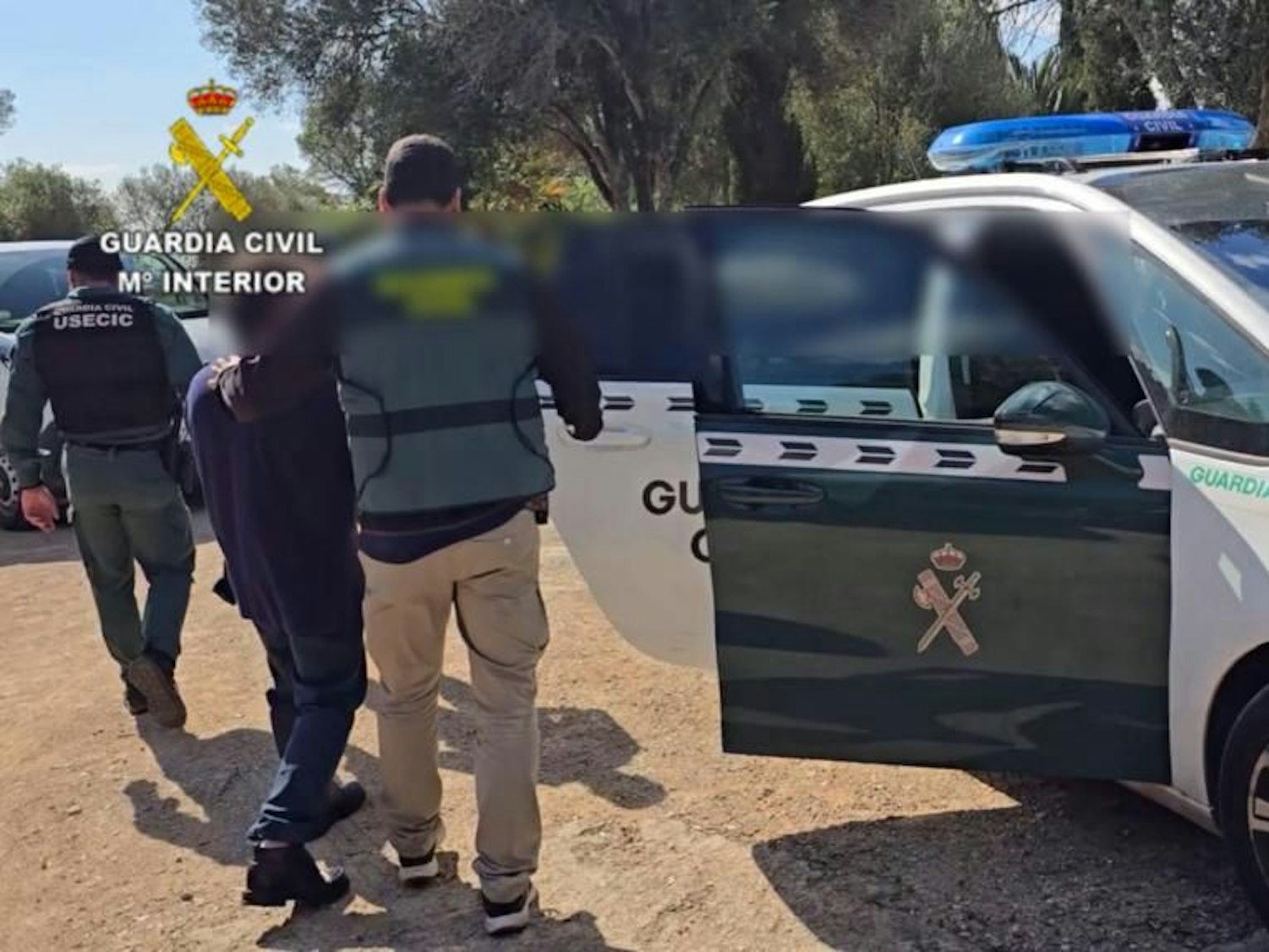 Beamte der Guardia Civil nehmen auf Mallorca einen Mann fest, der ein Mädchen als Sex-Sklavin gefangen gehalten haben soll.