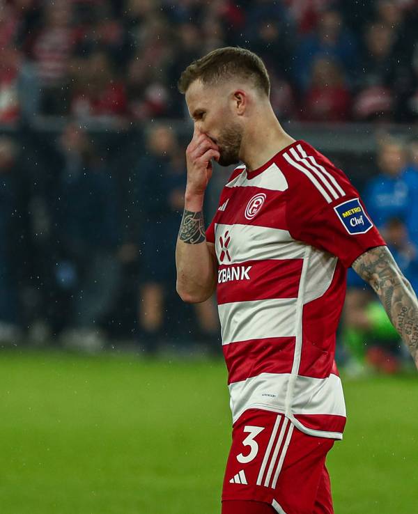 Fortuna Düsseldorfs Kapitän Andre Hoffmann steht nach dem Relegationsspiel gegen den VfL Bochum enttäuscht auf dem Rasen.