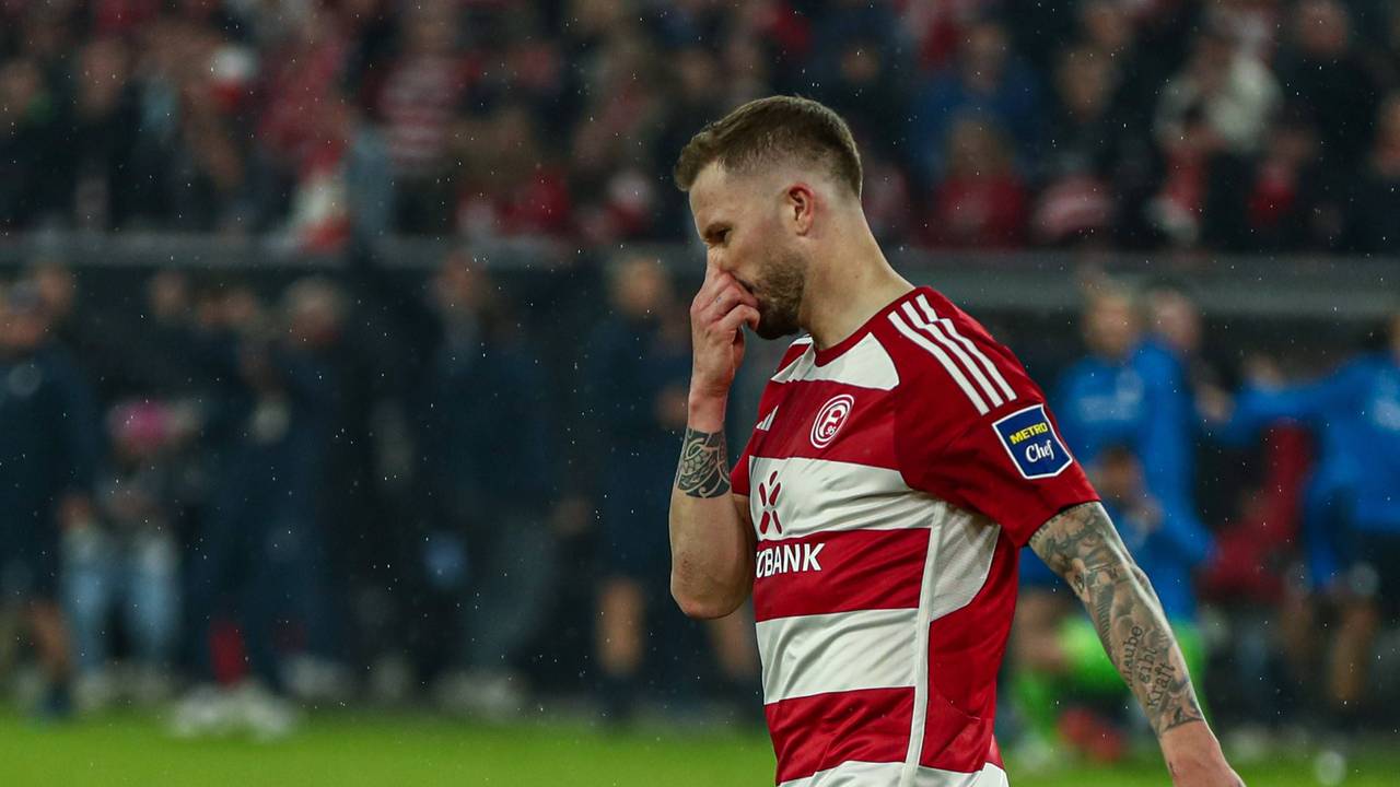 Fortuna Düsseldorfs Kapitän Andre Hoffmann steht nach dem Relegationsspiel gegen den VfL Bochum enttäuscht auf dem Rasen.