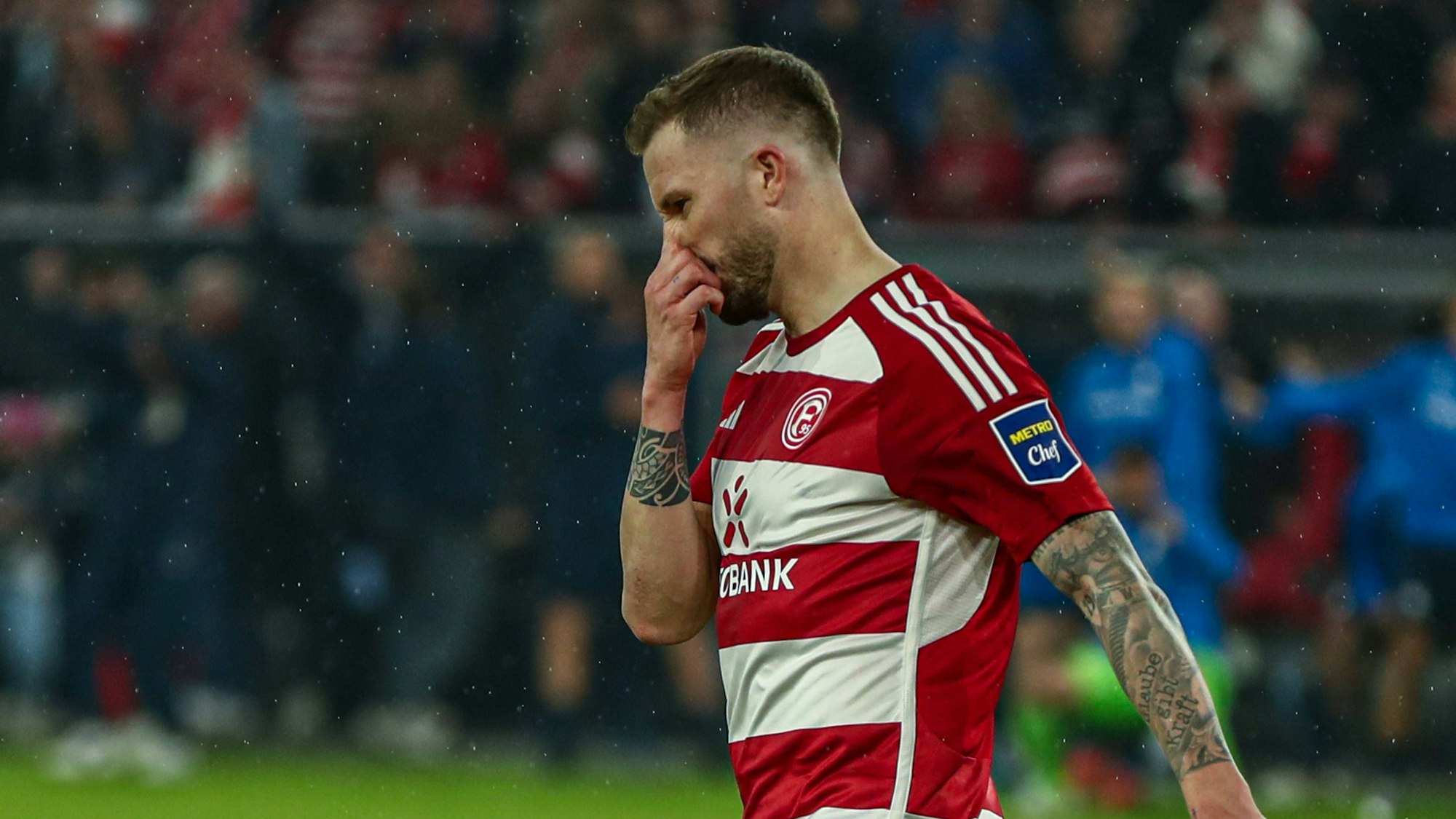 Fortuna Düsseldorfs Kapitän Andre Hoffmann steht nach dem Relegationsspiel gegen den VfL Bochum enttäuscht auf dem Rasen.