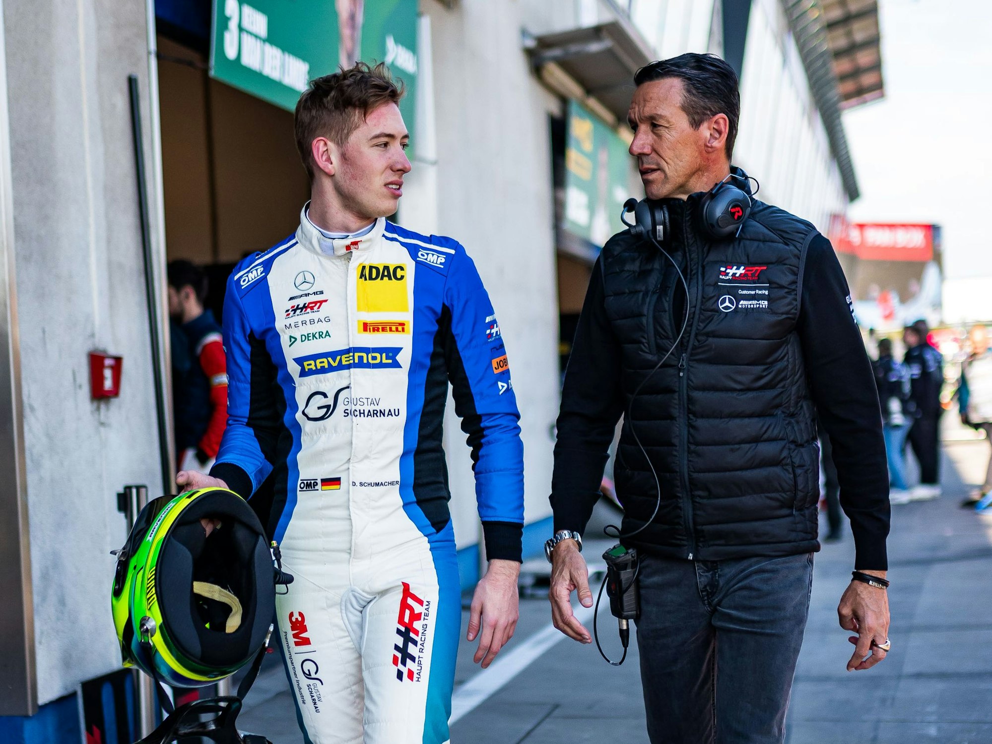 ADAC GT Masters, 1. + 2. Rennen Oschersleben 2024
David Schumacher mit einem Mercedes-Mitarbeiter
Foto: Gruppe C Photography (für Mercedes)