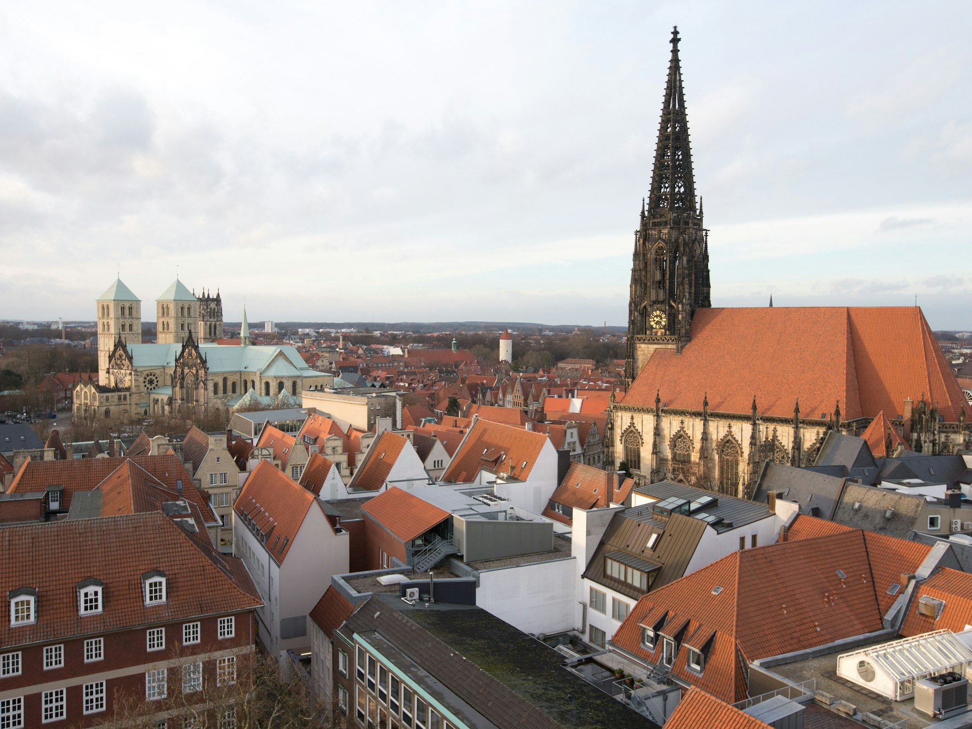 Blick auf den Dom (l) und die Lambertikirche in Münster (Nordrhein-Westfalen), hier im Januar 2014.