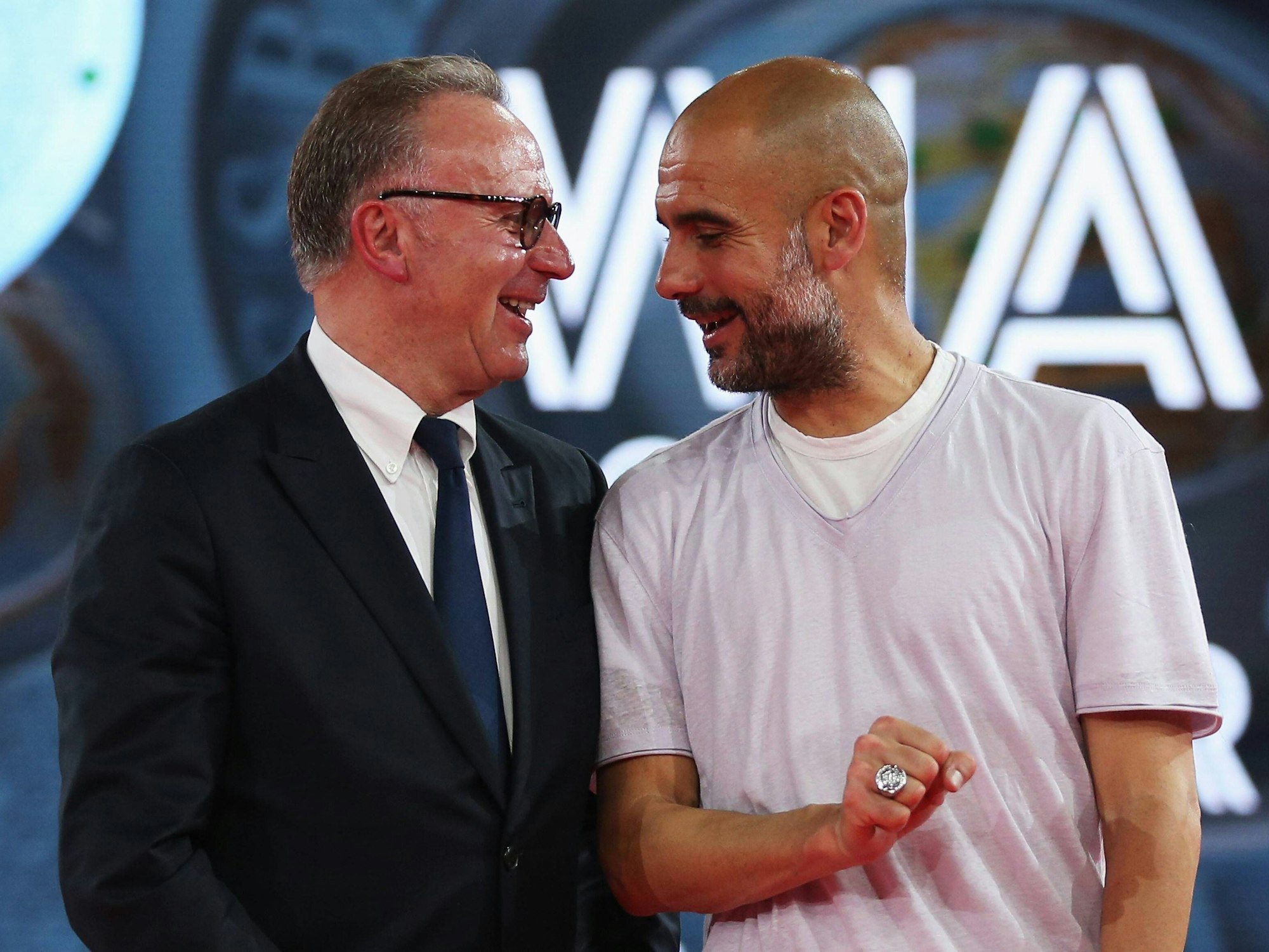Karl-Heinz Rummenigge gemeinsam mit Pep Guardiola am 14. Mai 2016 in München.